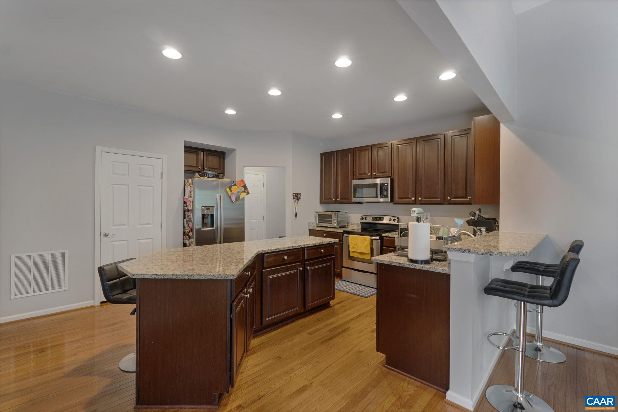 307 LARCHMONT CIR