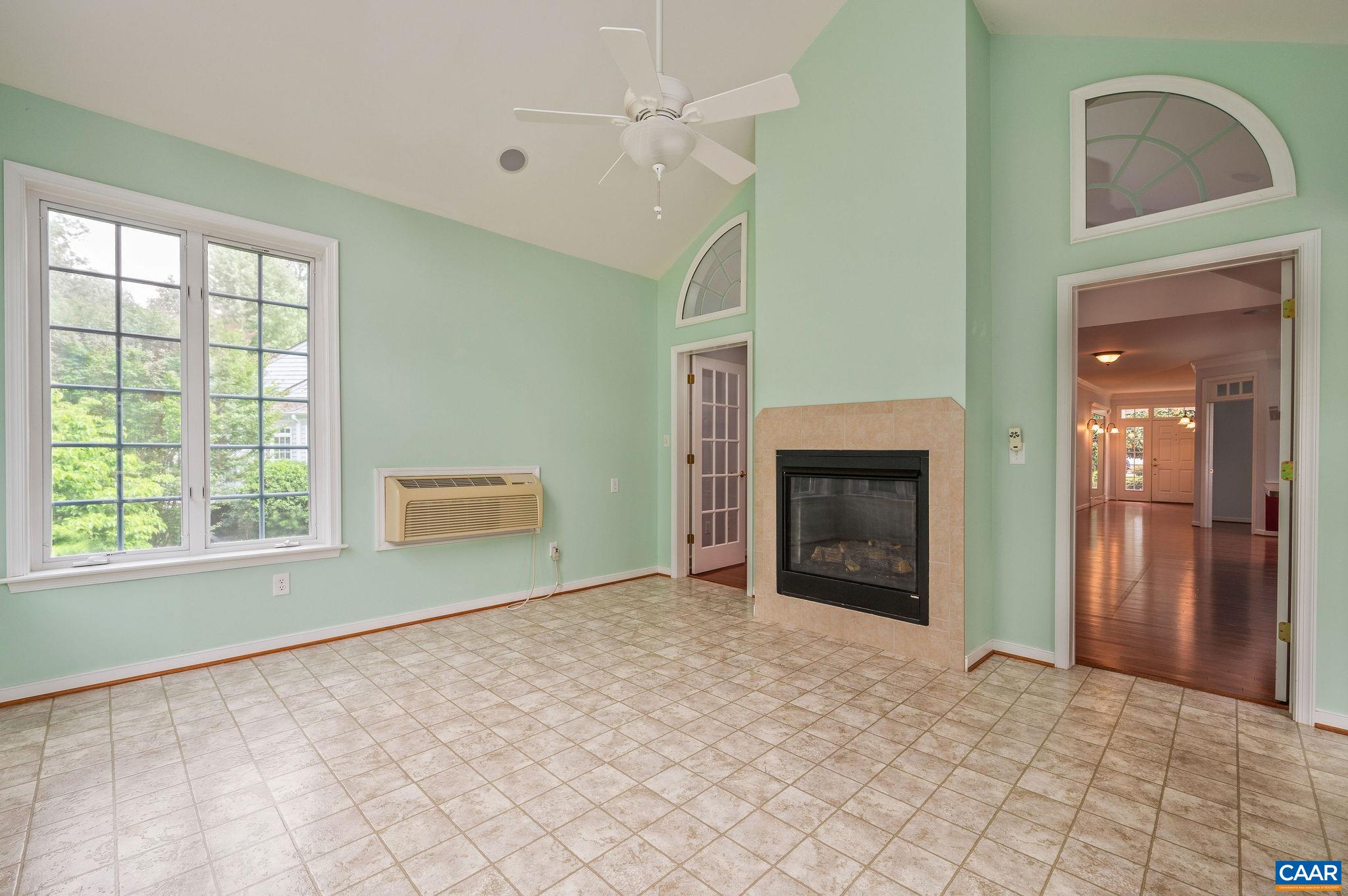 1364 COURTYARD DR