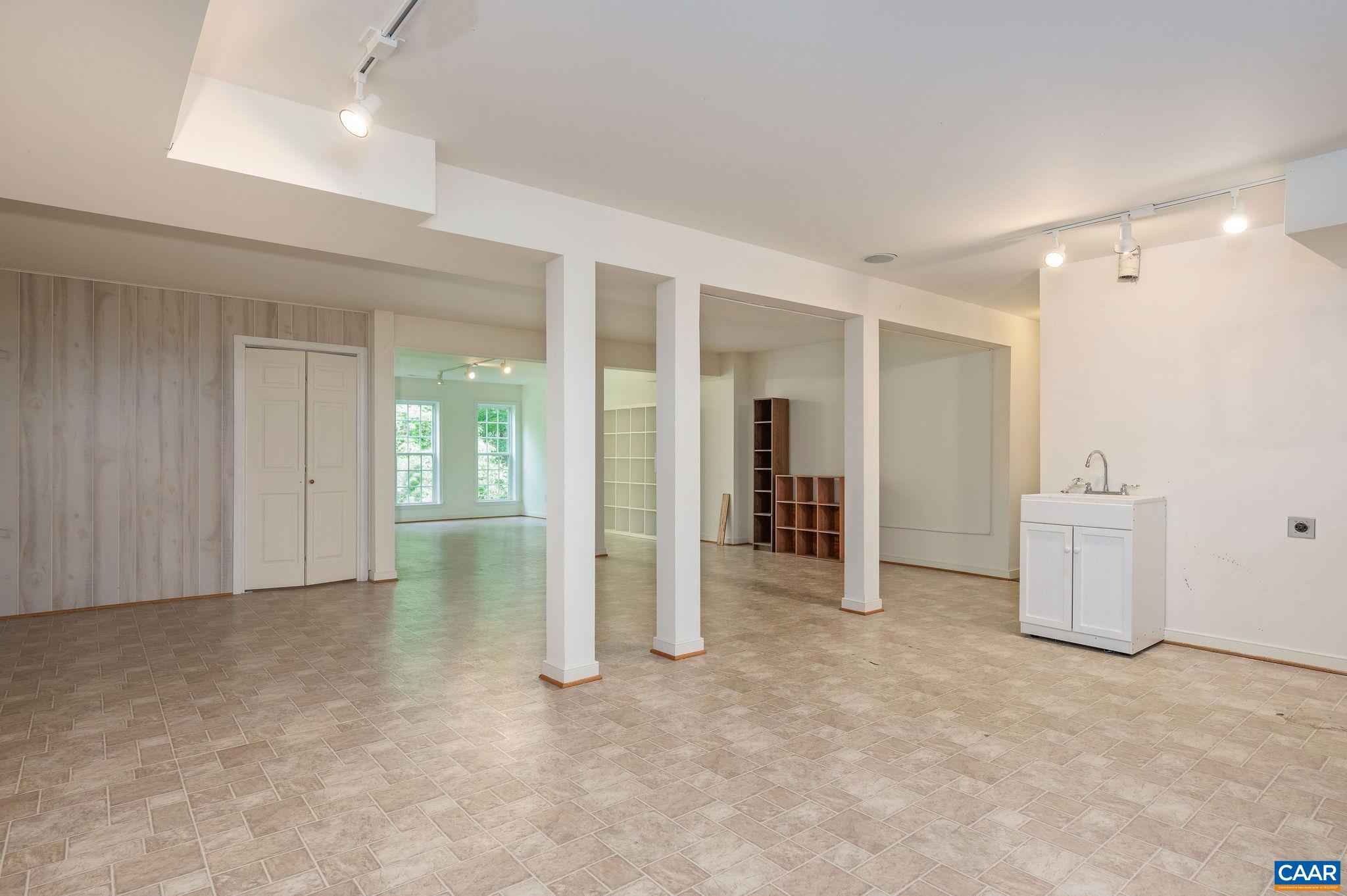 1364 COURTYARD DR