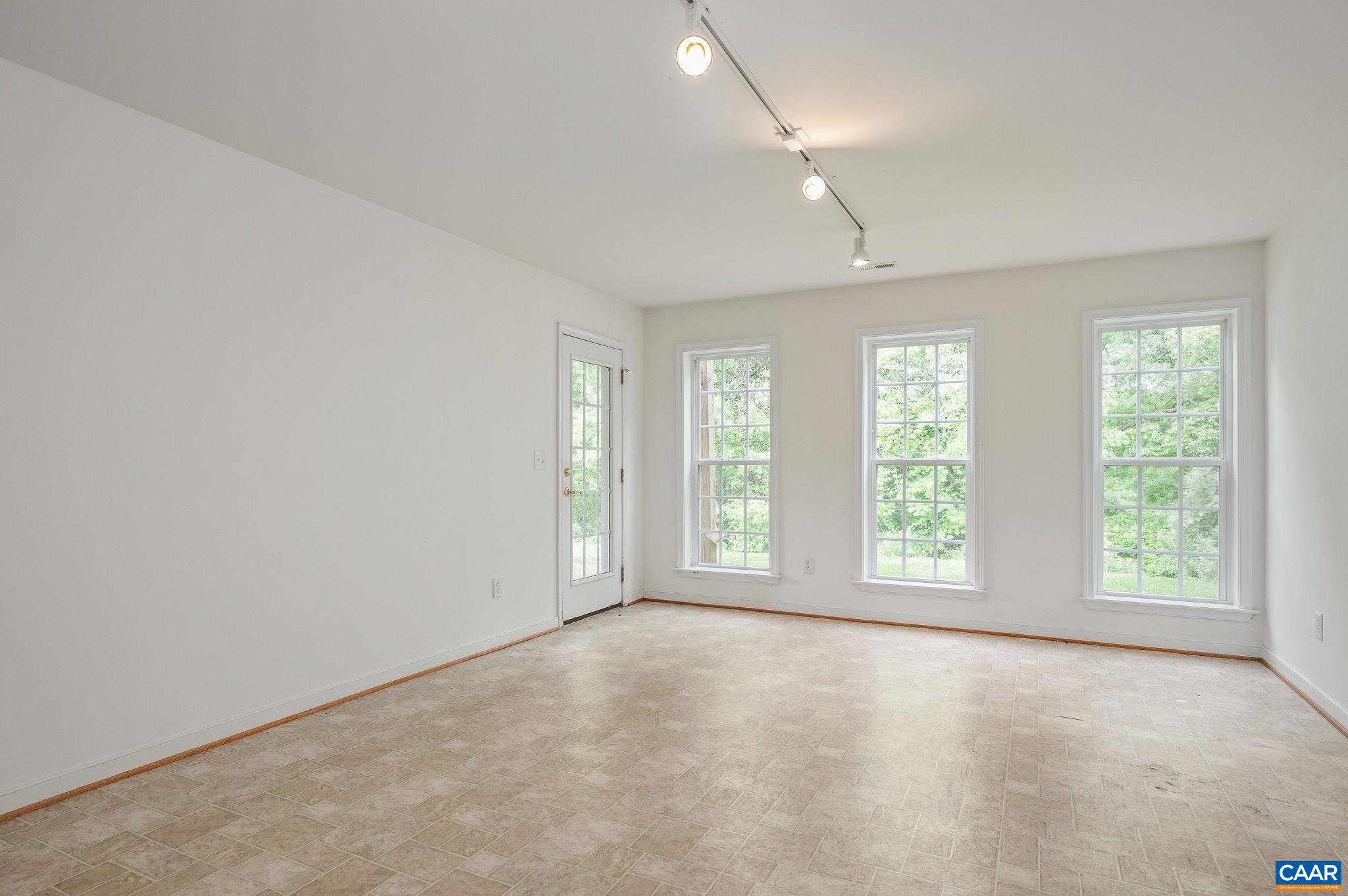 1364 COURTYARD DR