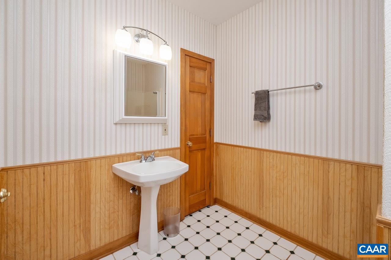 370 PINEY MOUNTAIN LN