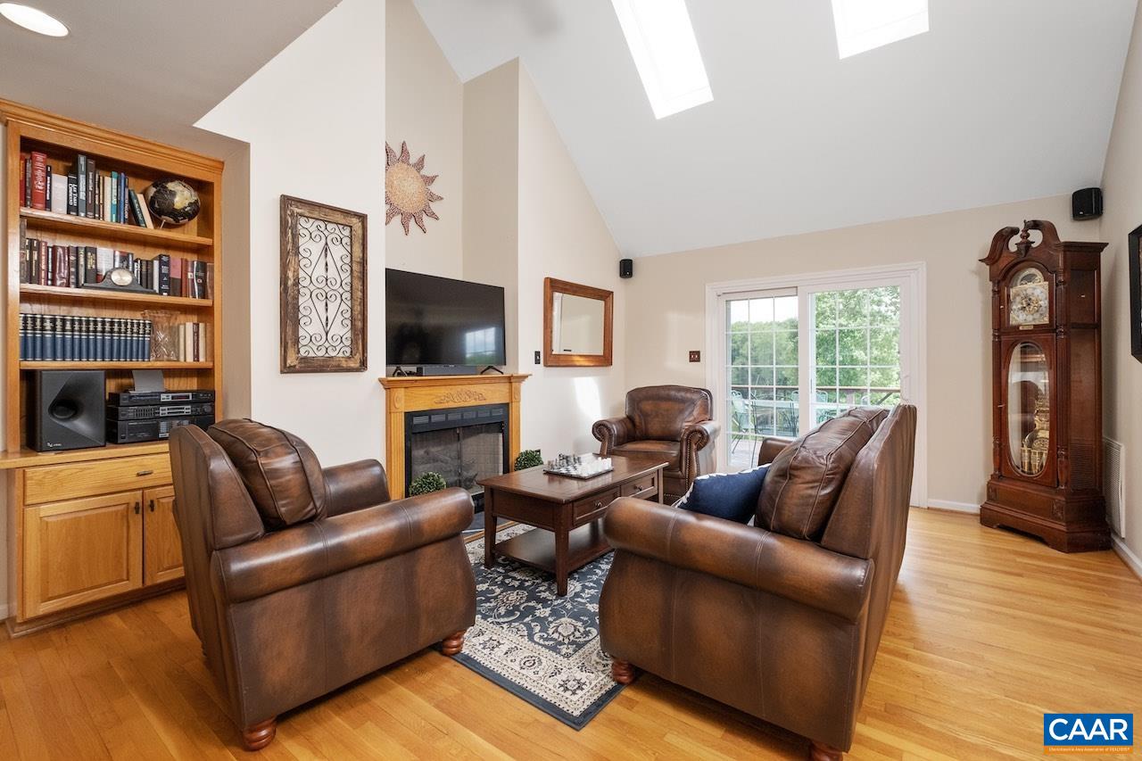 370 PINEY MOUNTAIN LN