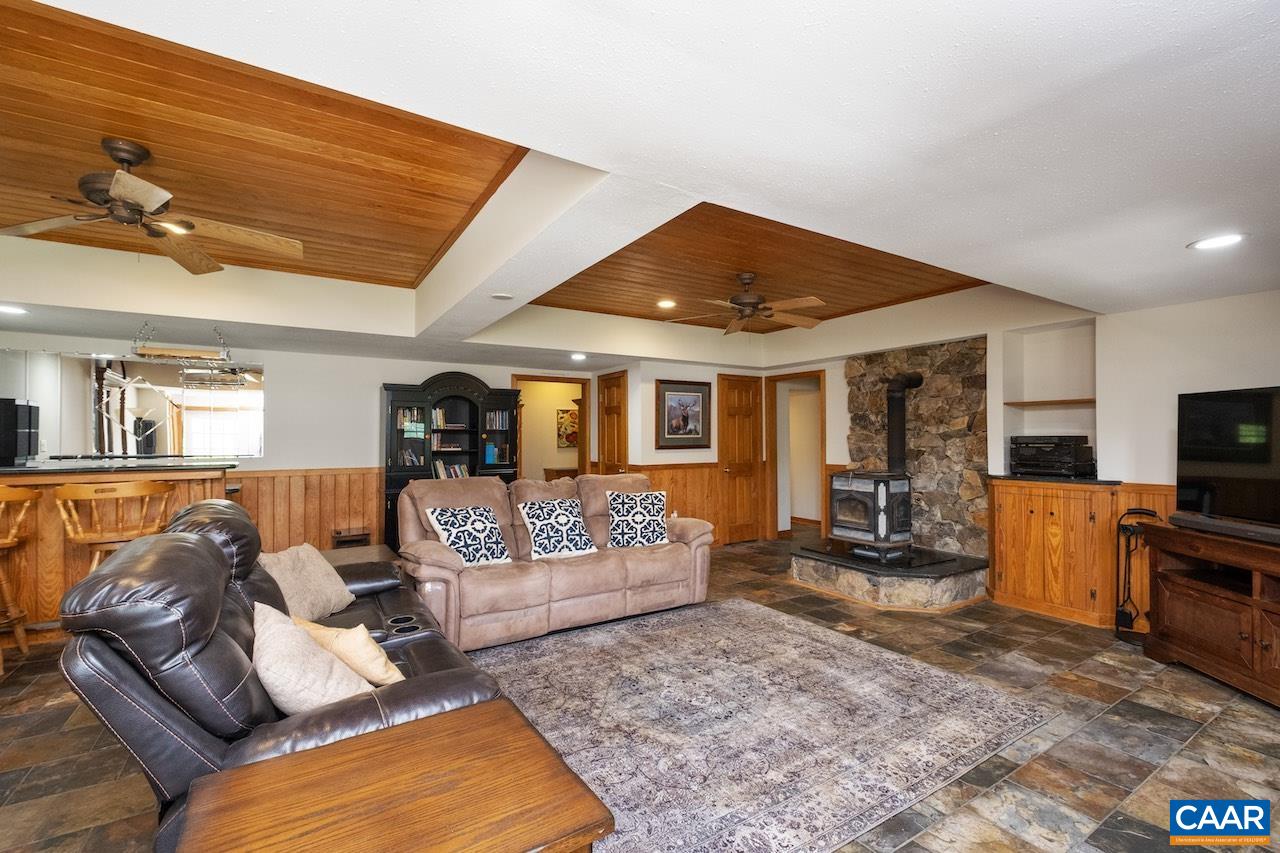 370 PINEY MOUNTAIN LN