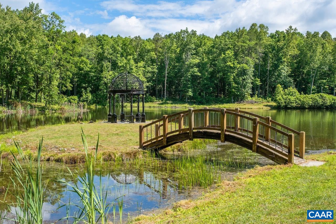 370 PINEY MOUNTAIN LN