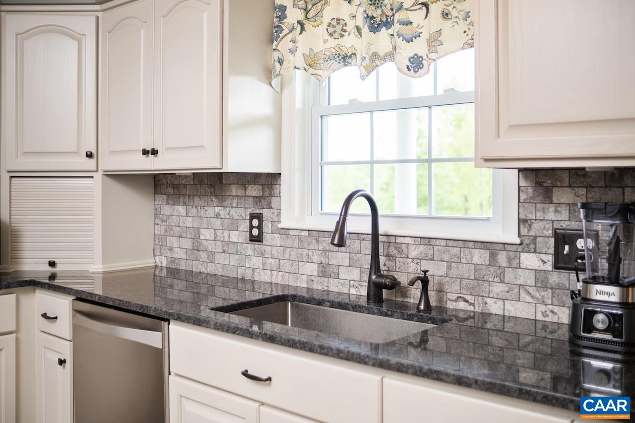 370 PINEY MOUNTAIN LN