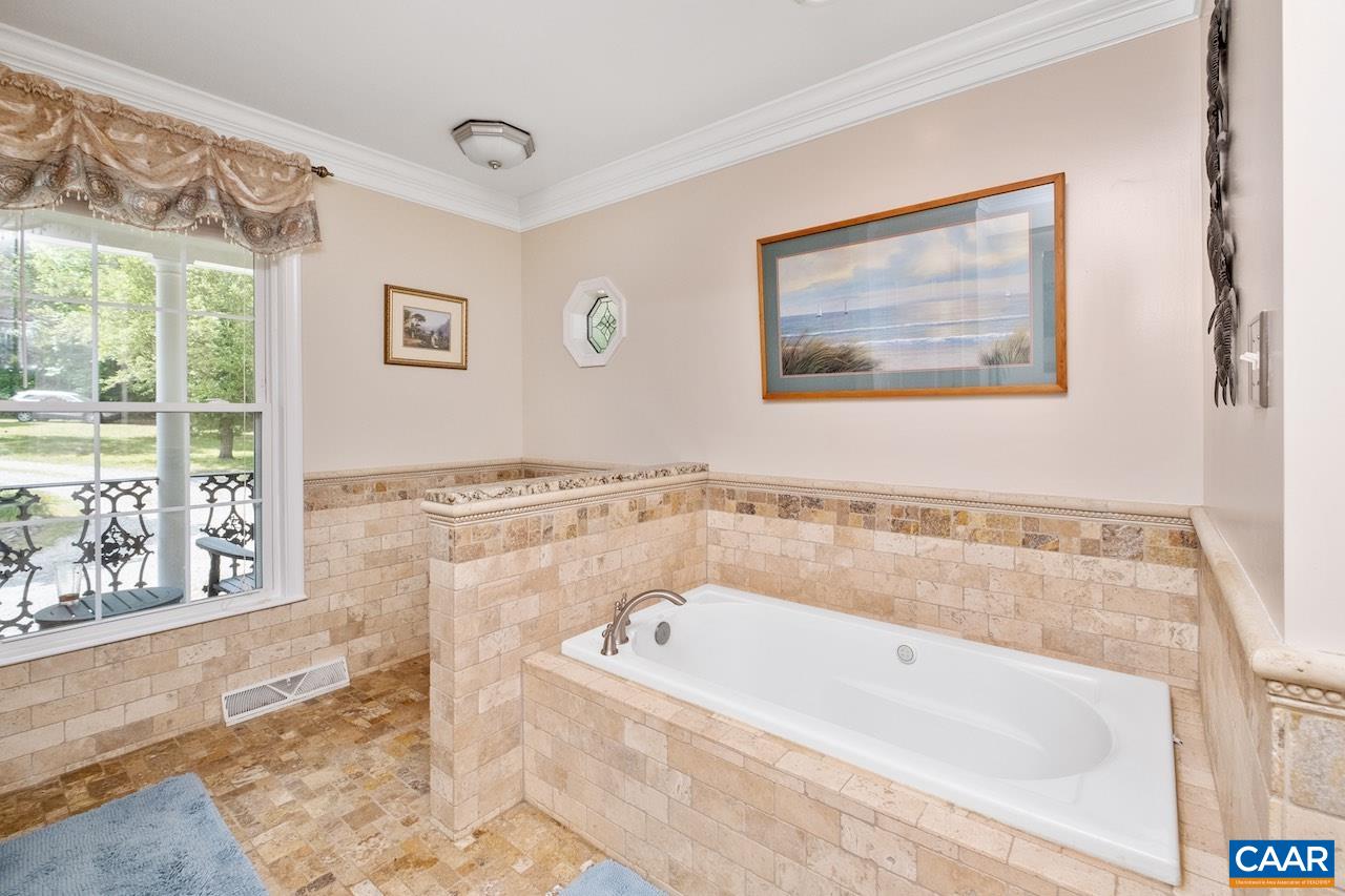 370 PINEY MOUNTAIN LN