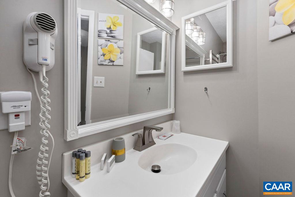 744 LAURELWOOD CONDOS