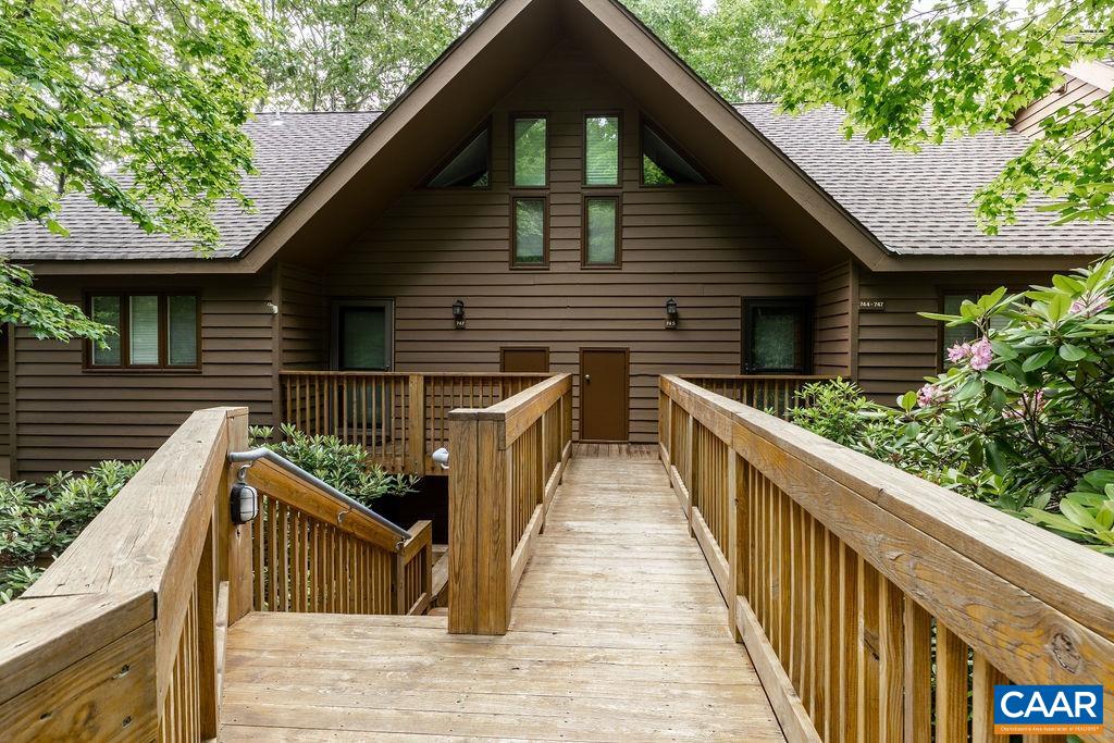 744 LAURELWOOD CONDOS