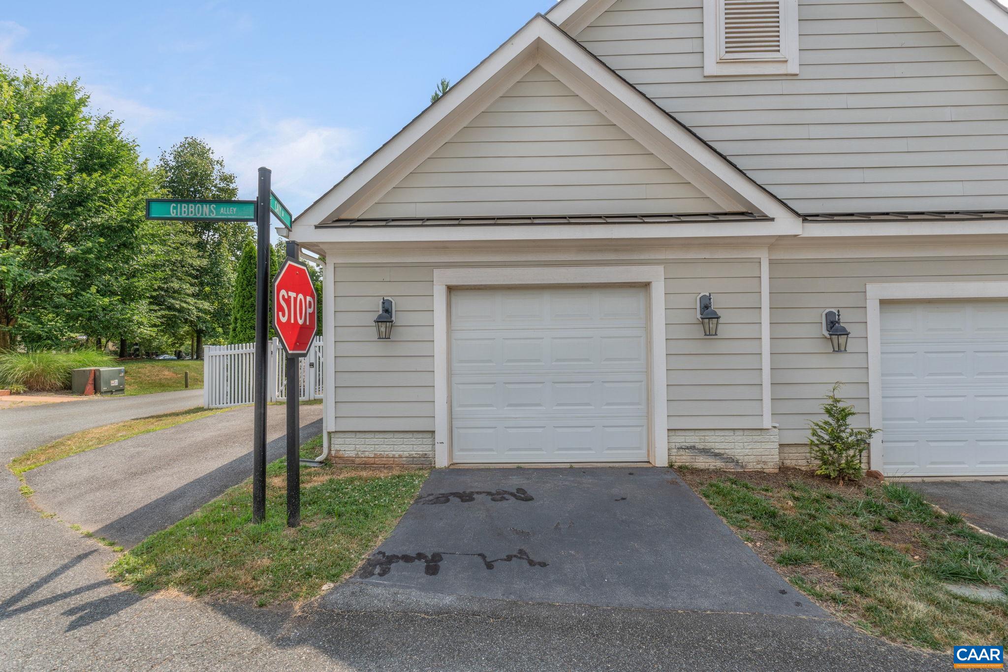 1025 FARROW DR