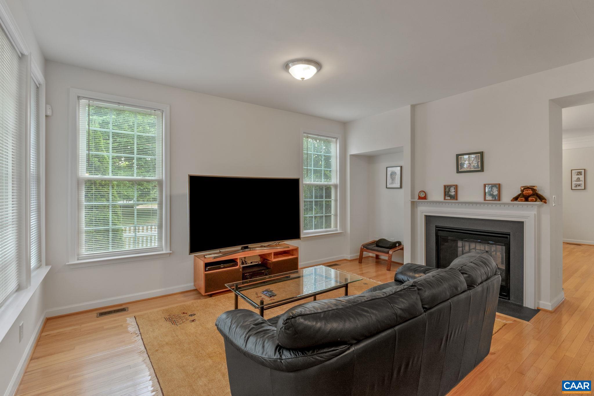 1025 FARROW DR