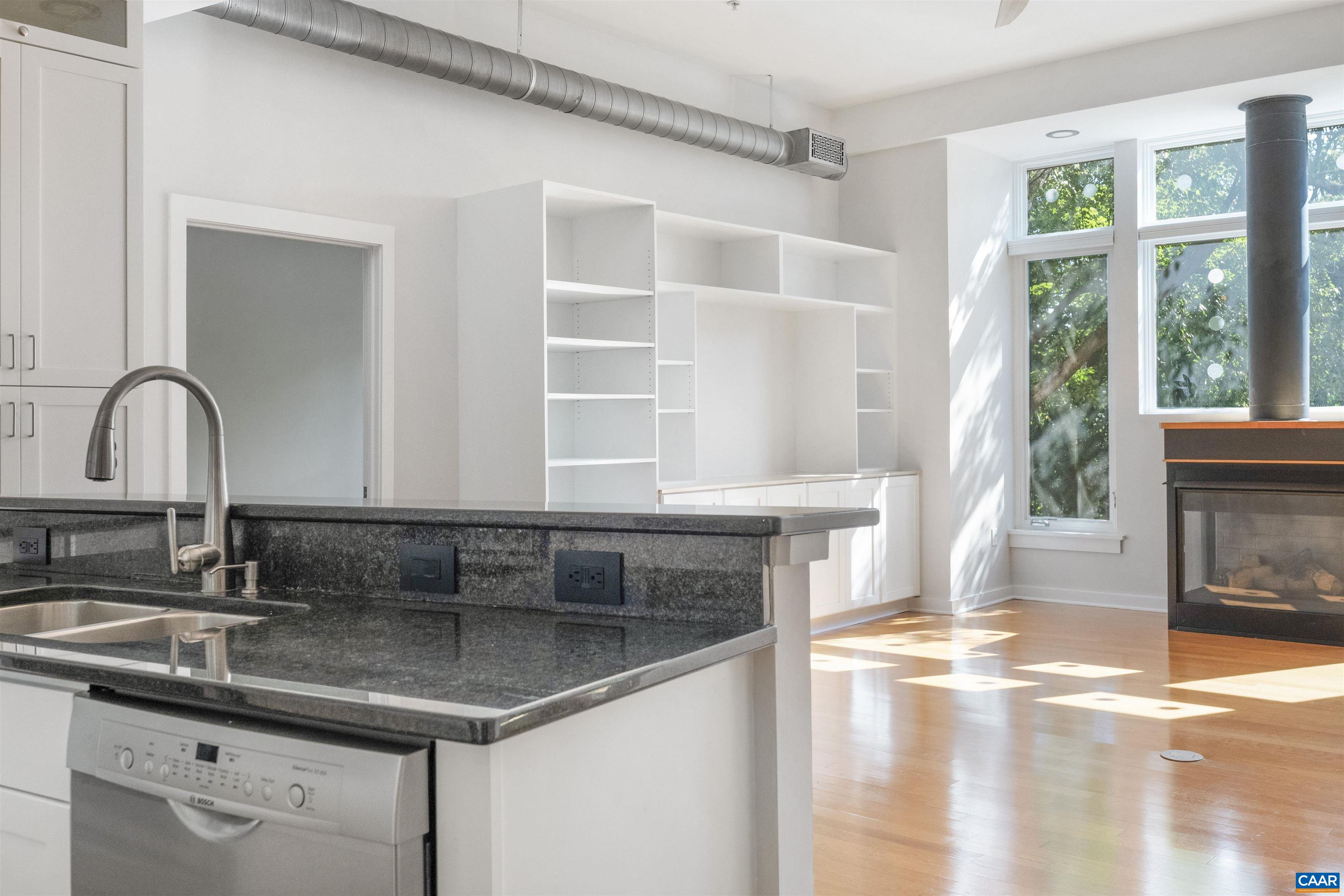 200 DOUGLAS AVE Unit: 1F