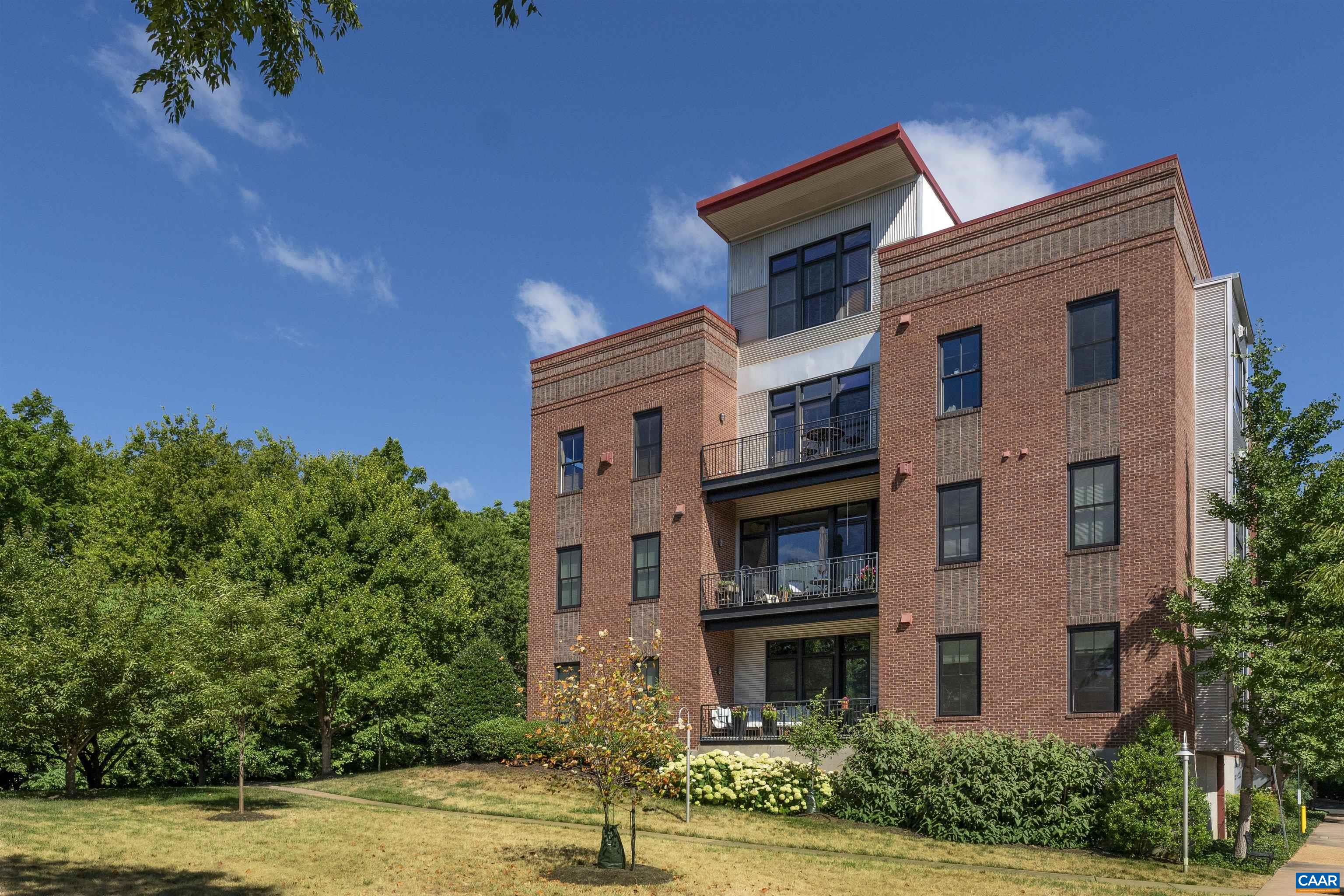 200 DOUGLAS AVE Unit: 1F