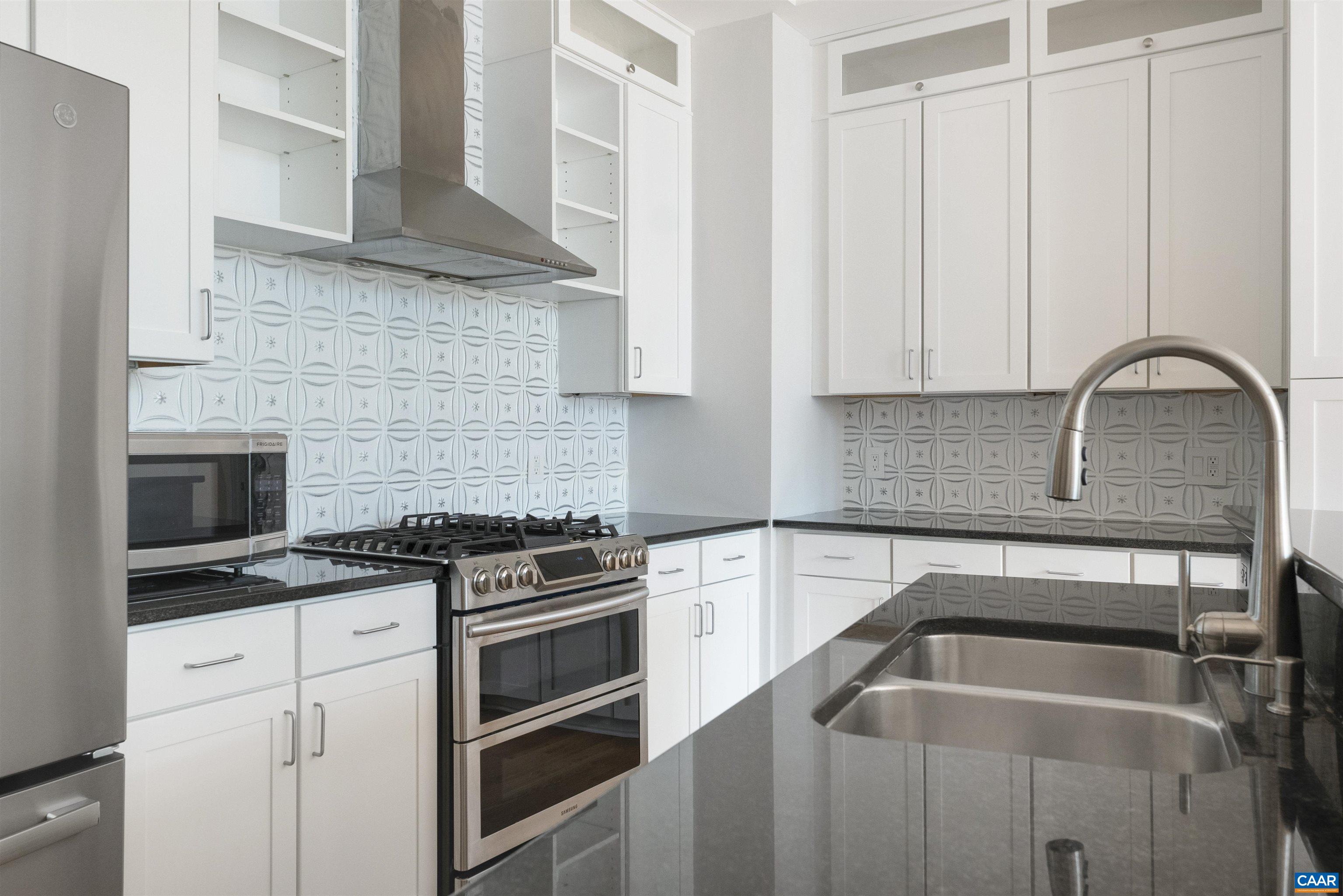 200 DOUGLAS AVE Unit: 1F