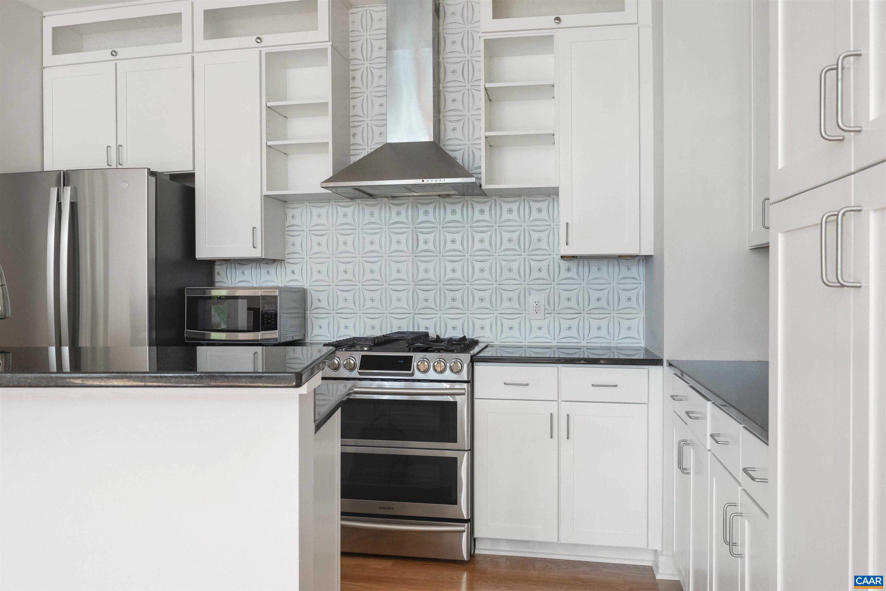 200 DOUGLAS AVE Unit: 1F