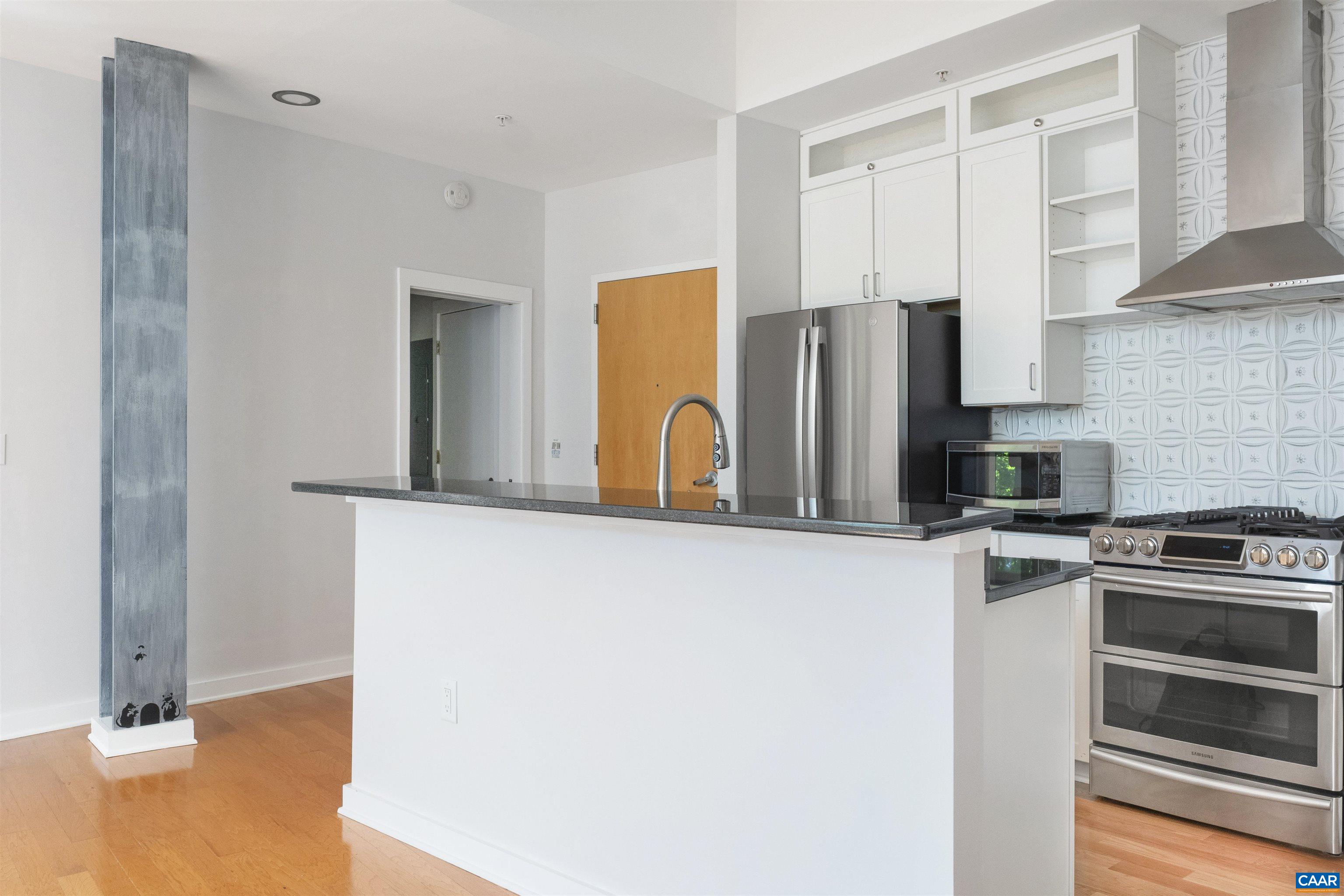 200 DOUGLAS AVE Unit: 1F