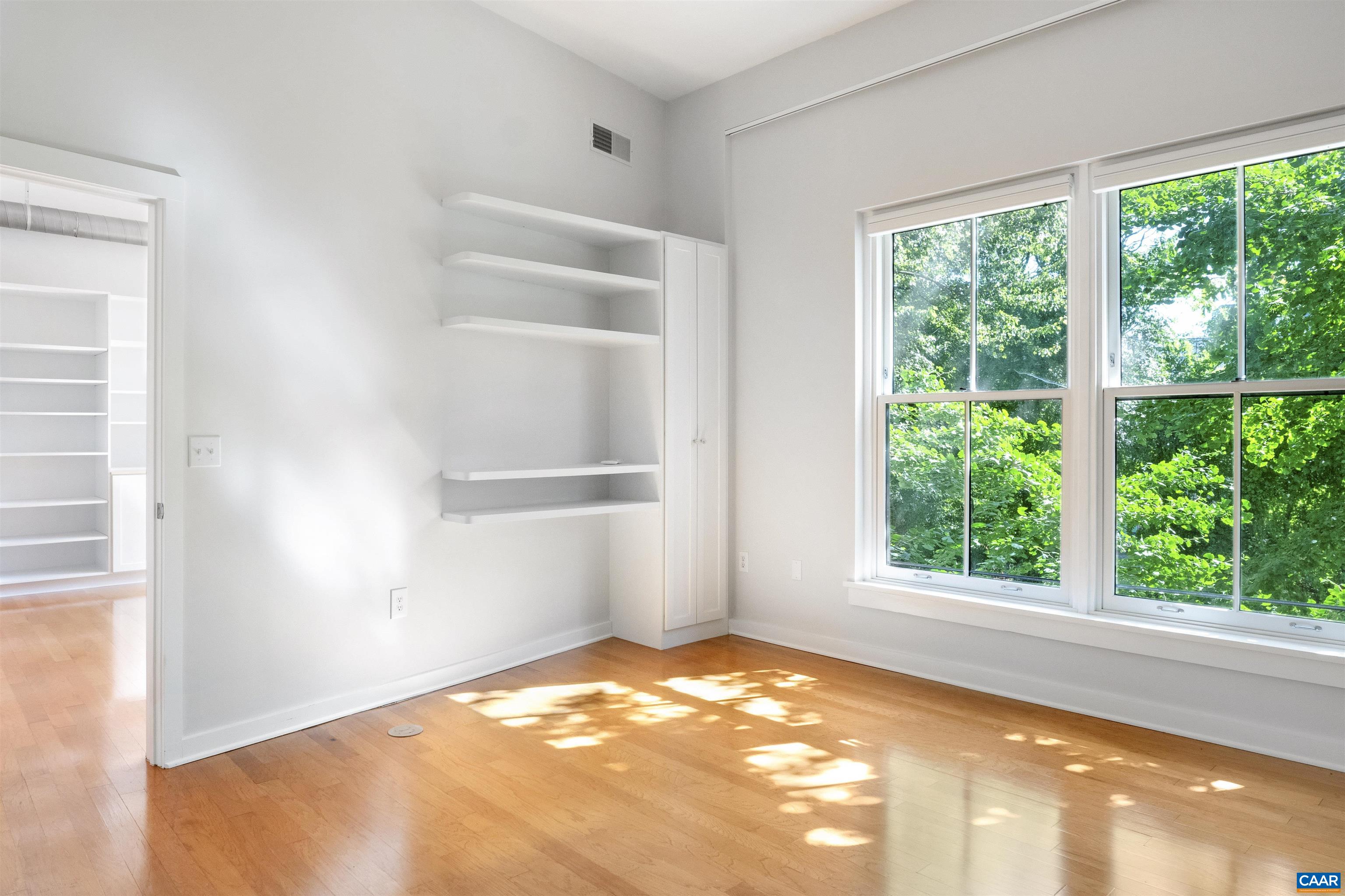 200 DOUGLAS AVE Unit: 1F