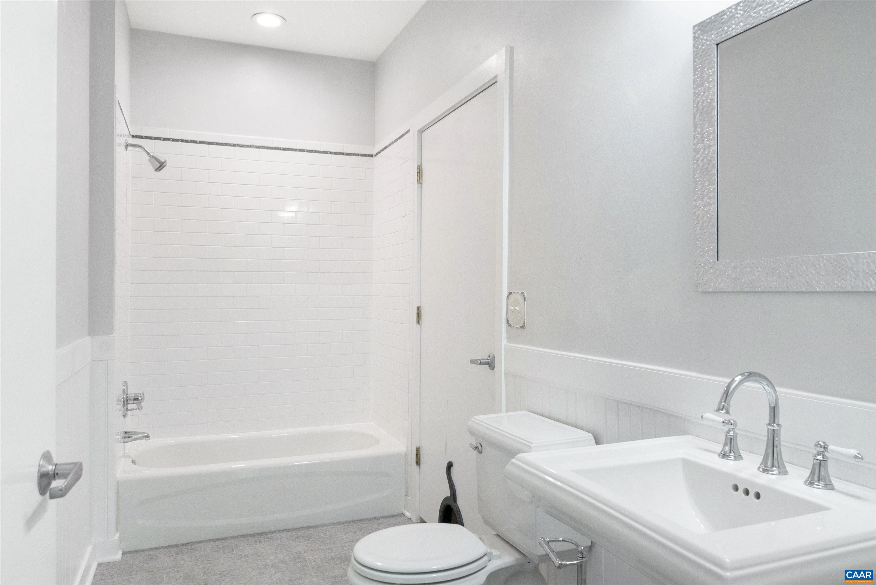 200 DOUGLAS AVE Unit: 1F