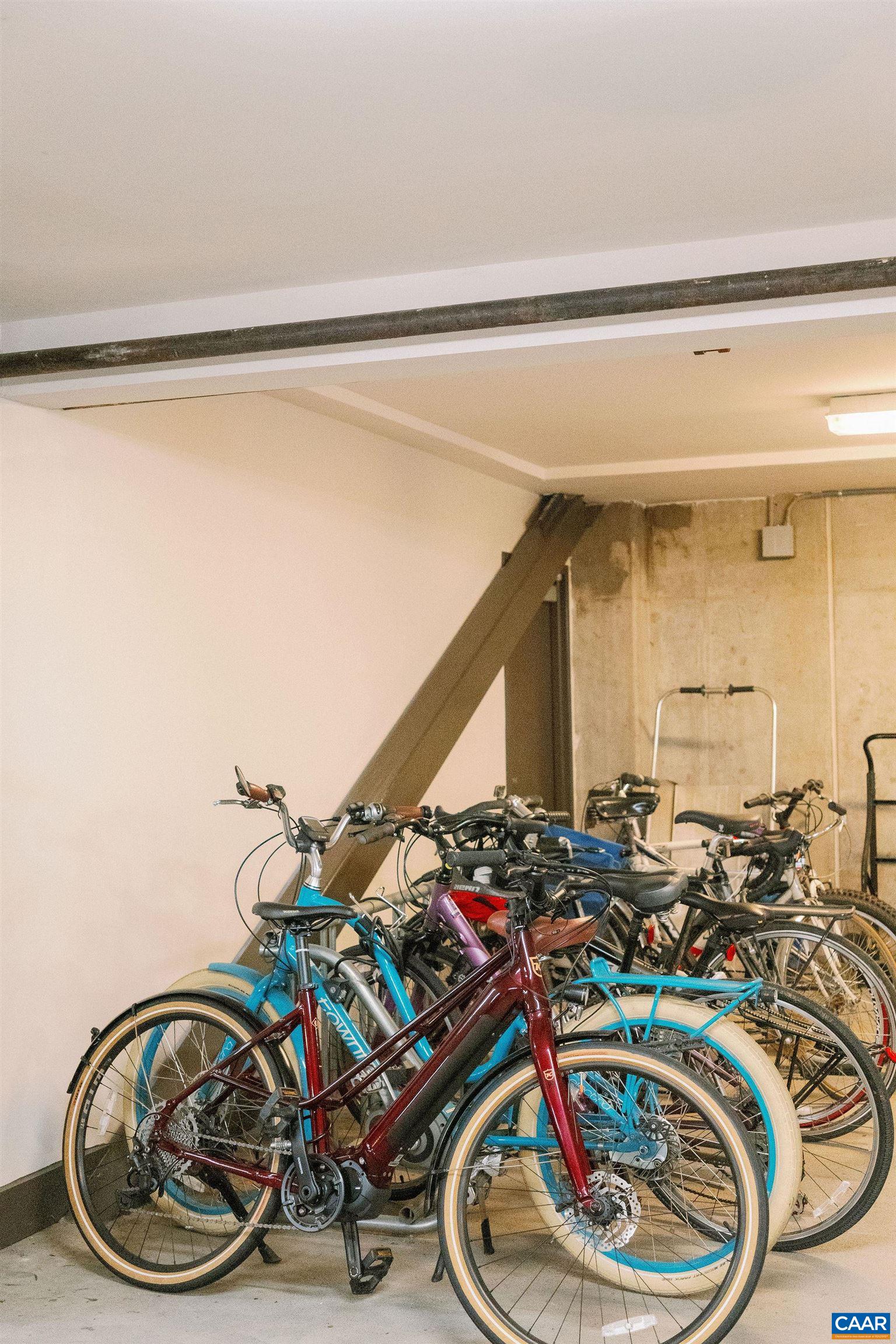 200 DOUGLAS AVE Unit: 1F
