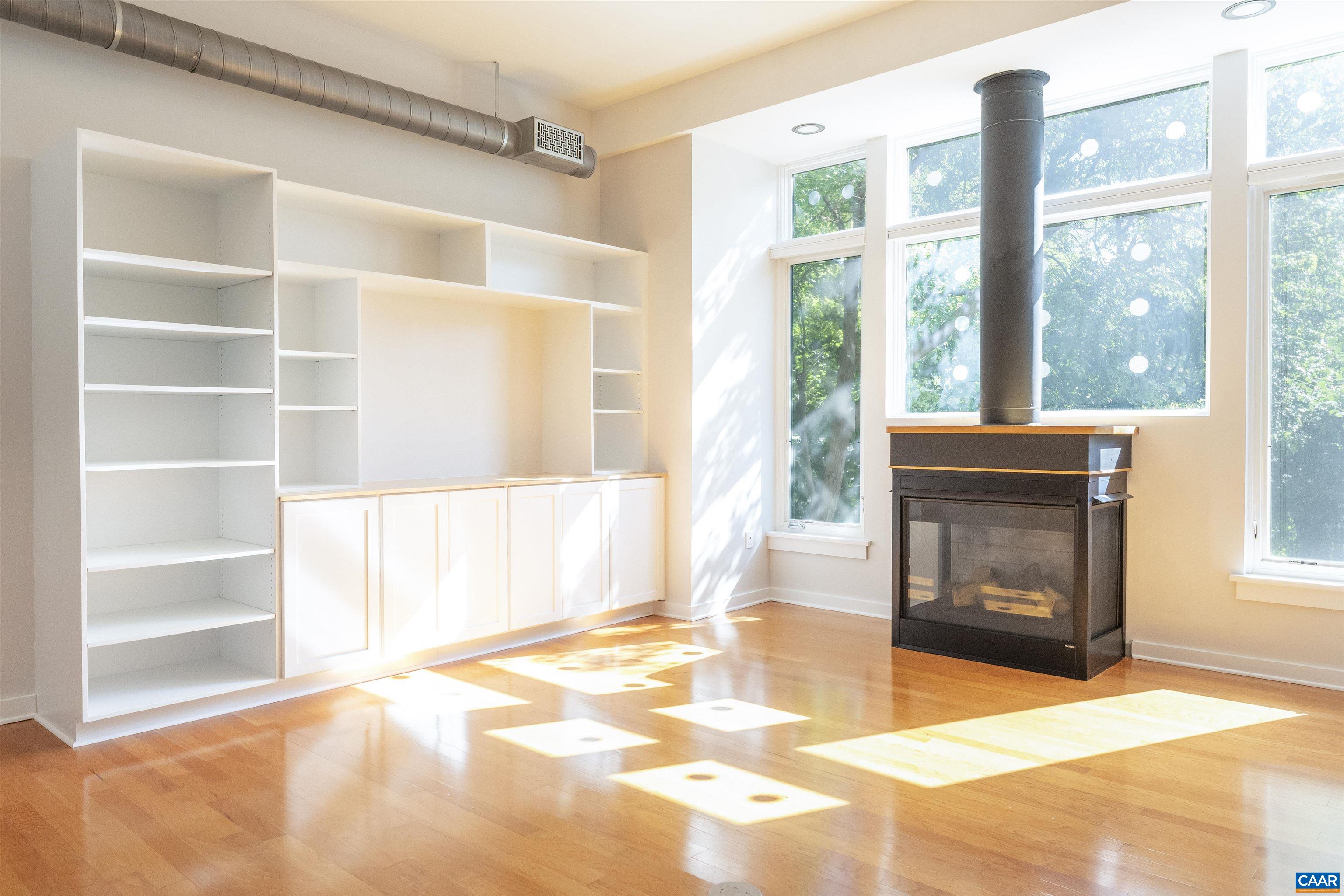 200 DOUGLAS AVE Unit: 1F