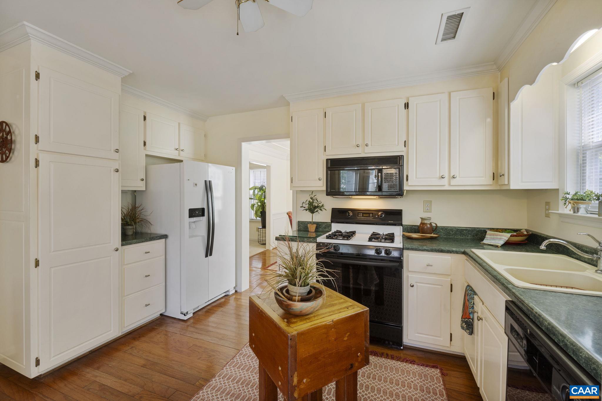 1915 ENGLISH OAKS CIR N