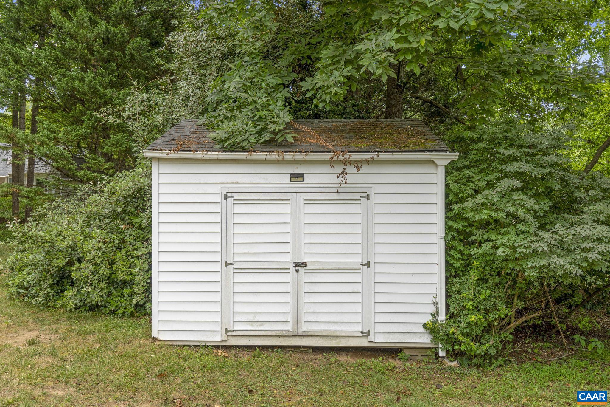 1915 ENGLISH OAKS CIR N