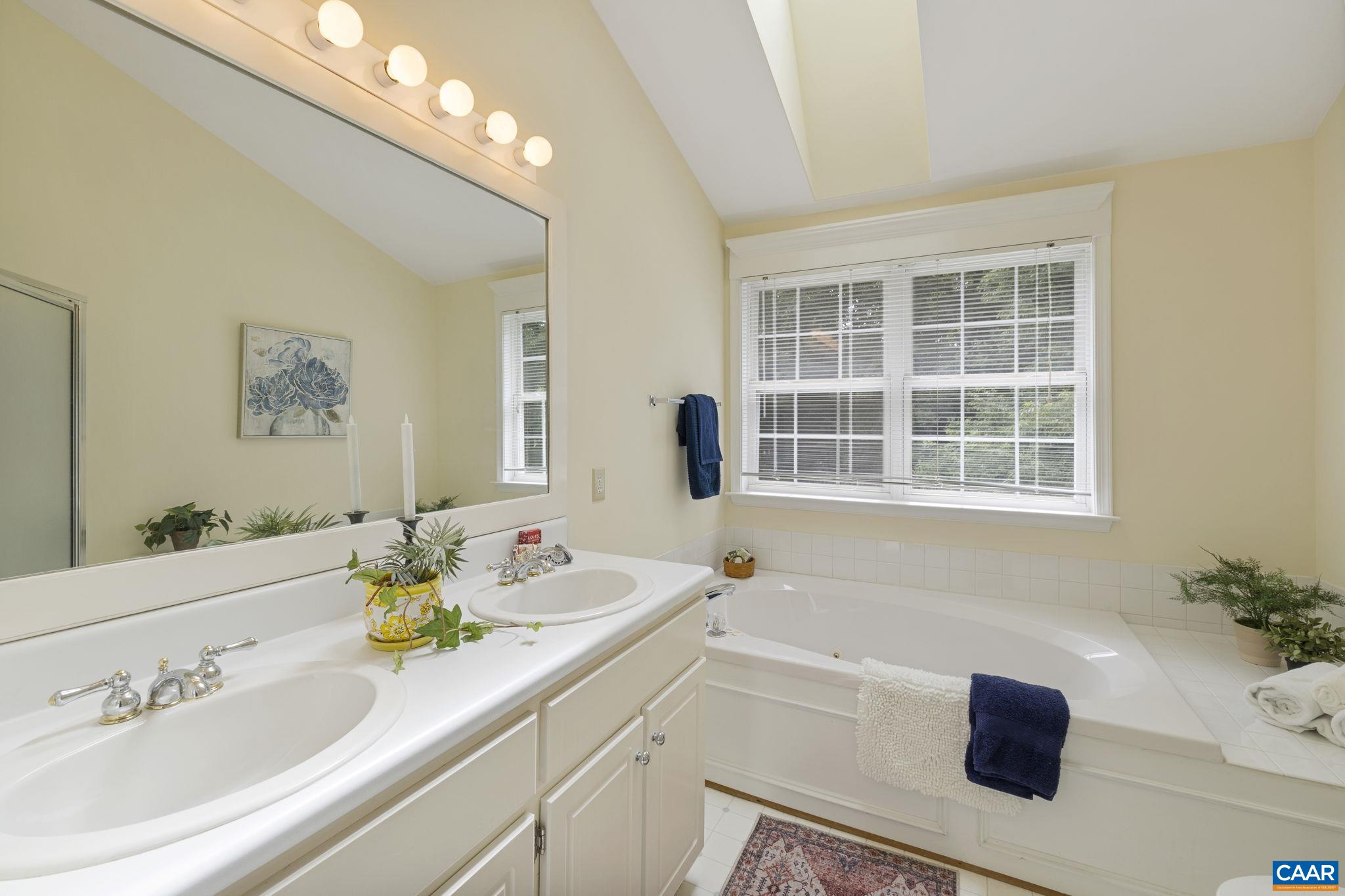 1915 ENGLISH OAKS CIR N