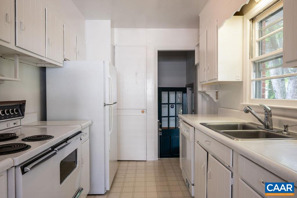 2213 BANBURY ST
