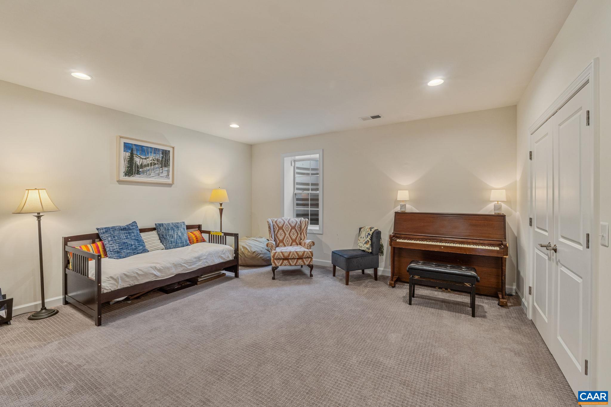 328 HUNTLEY AVE