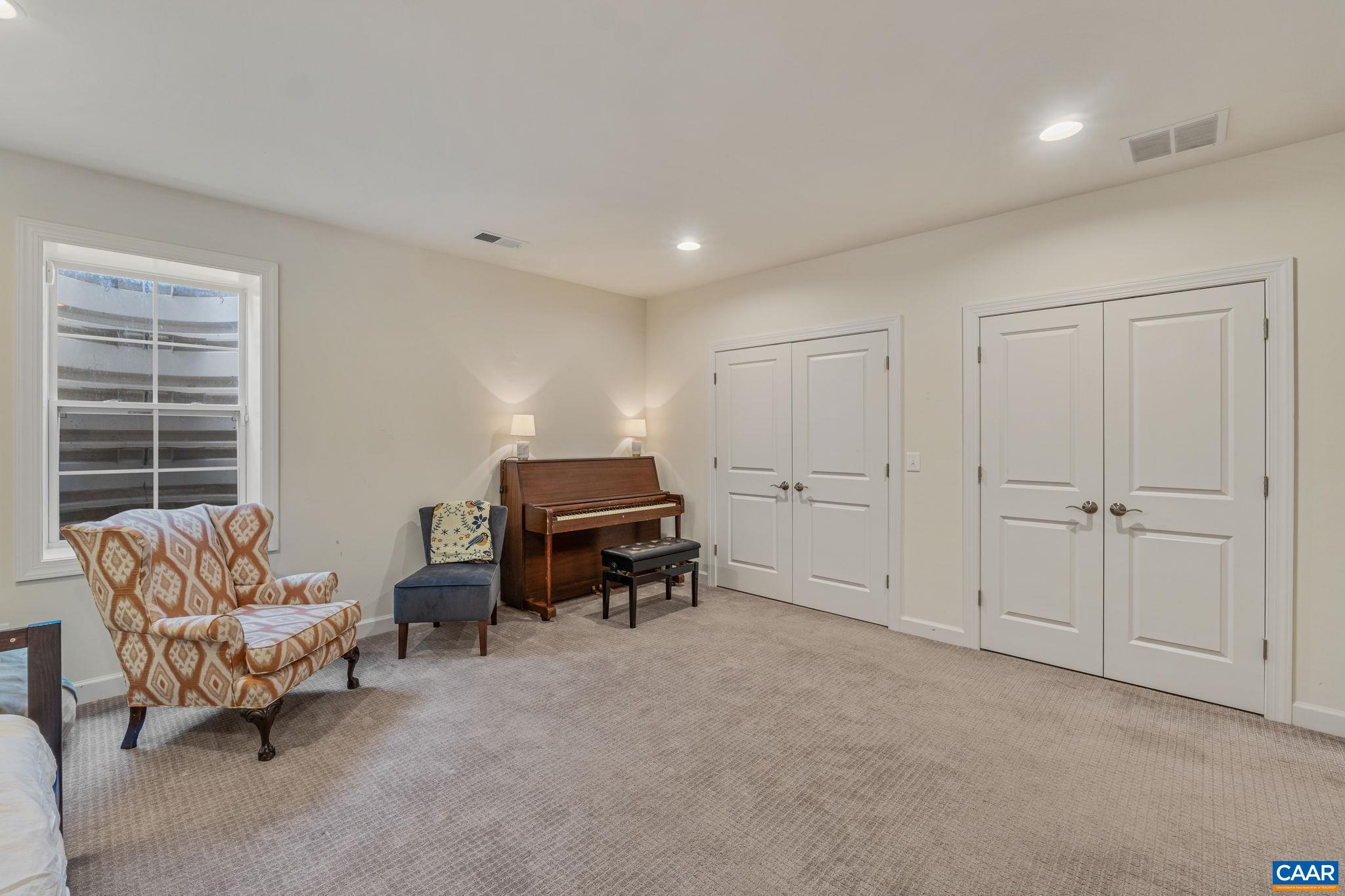 328 HUNTLEY AVE