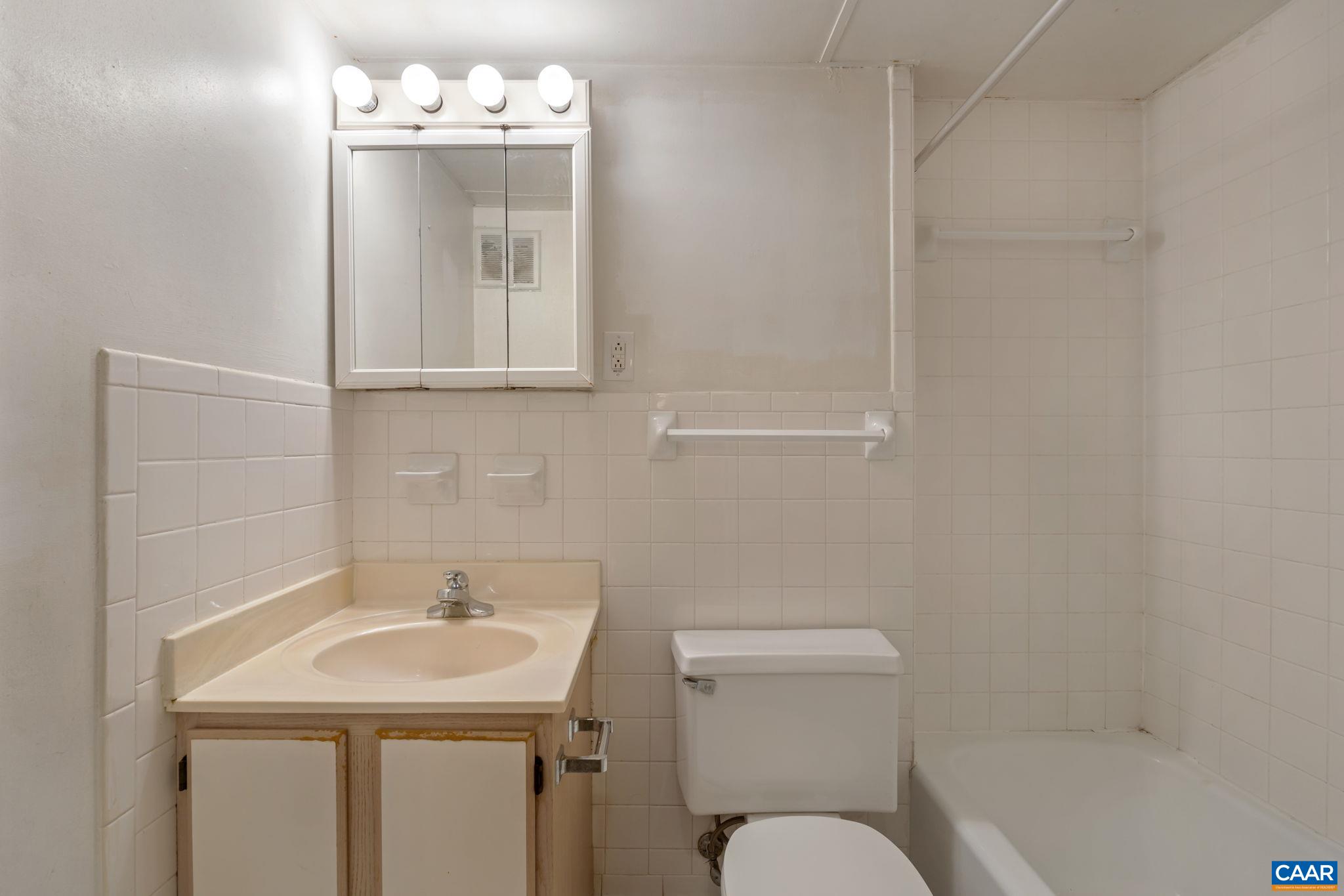 1800 JEFFERSON PARK AVE Unit: 302