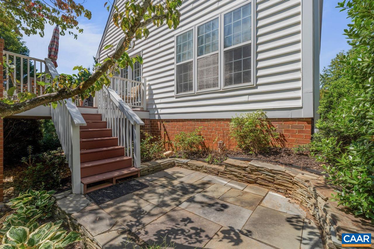 1102 COURTYARD DR