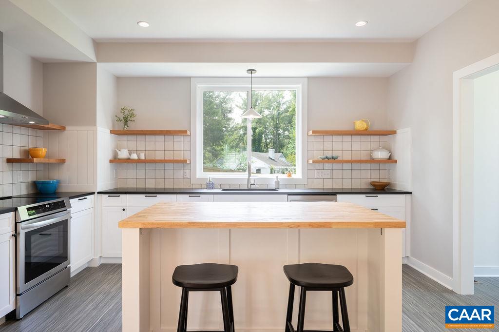 106 BUCKINGHAM CIR