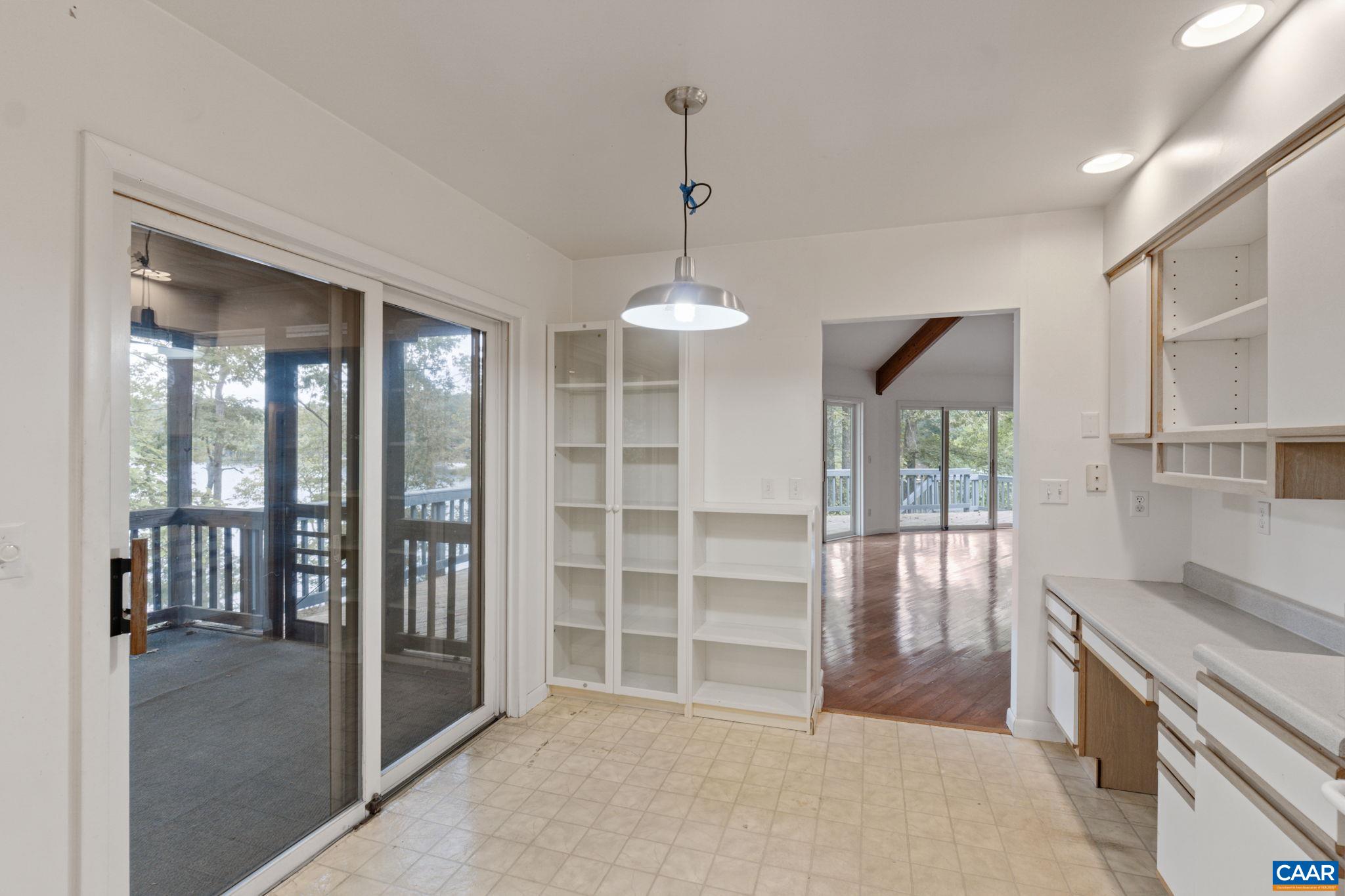 22 BAREFOOT LN