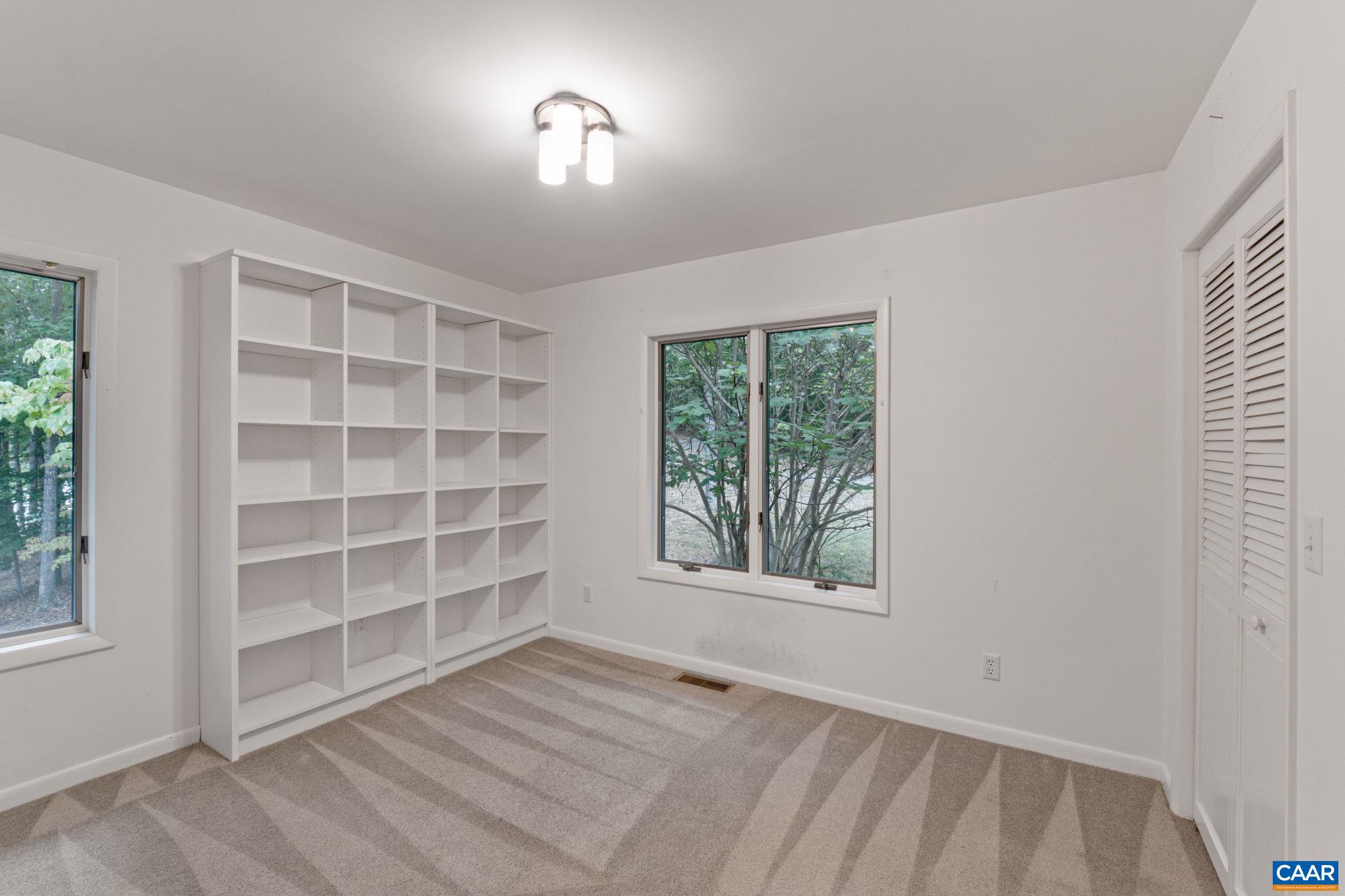 22 BAREFOOT LN