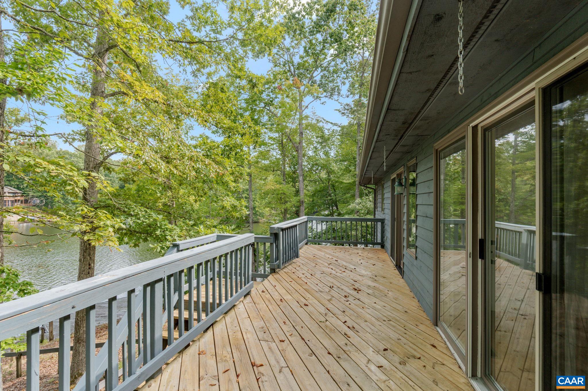 22 BAREFOOT LN