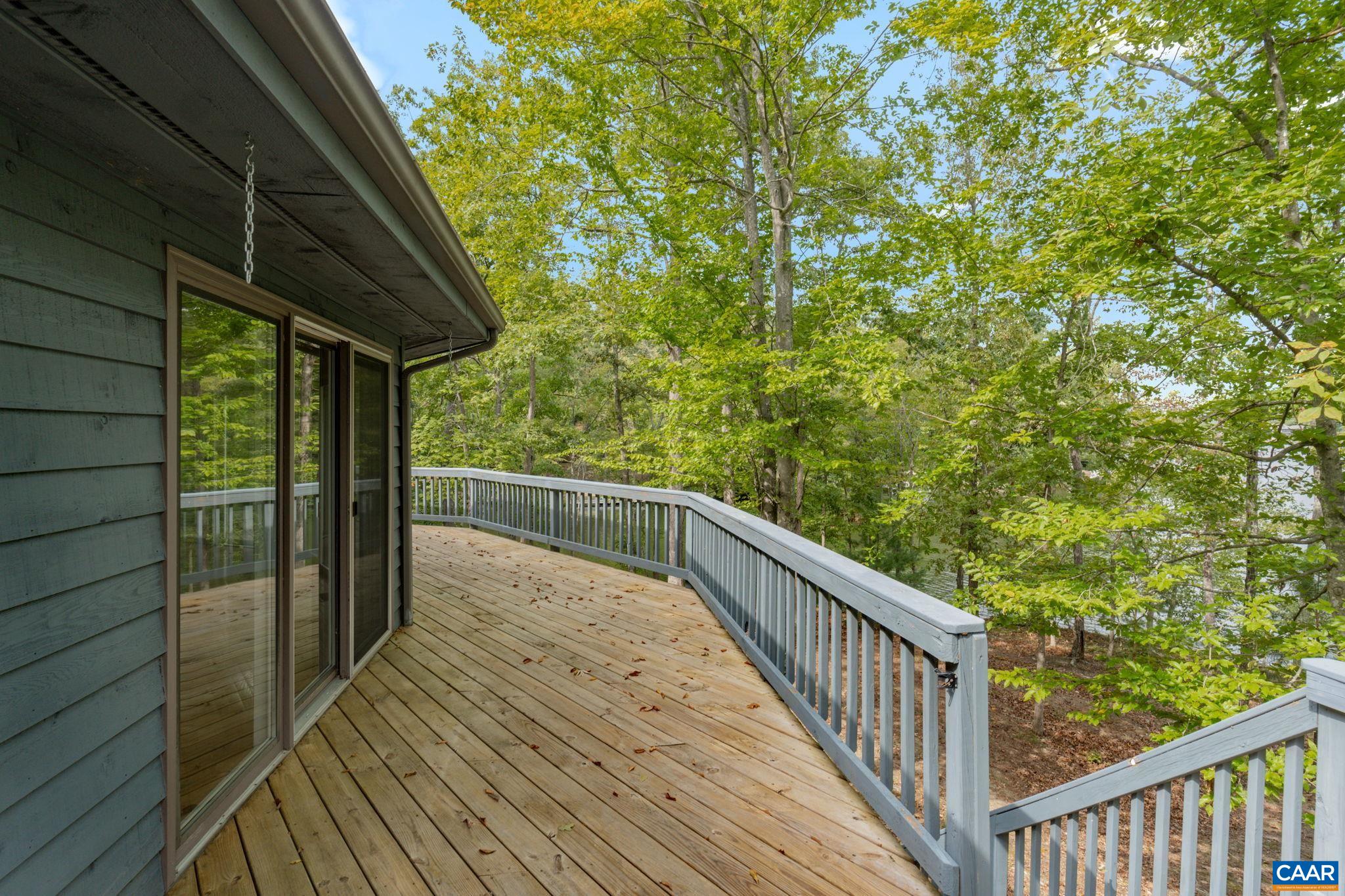 22 BAREFOOT LN