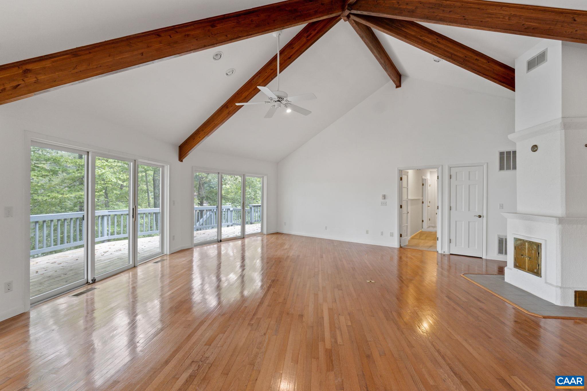 22 BAREFOOT LN