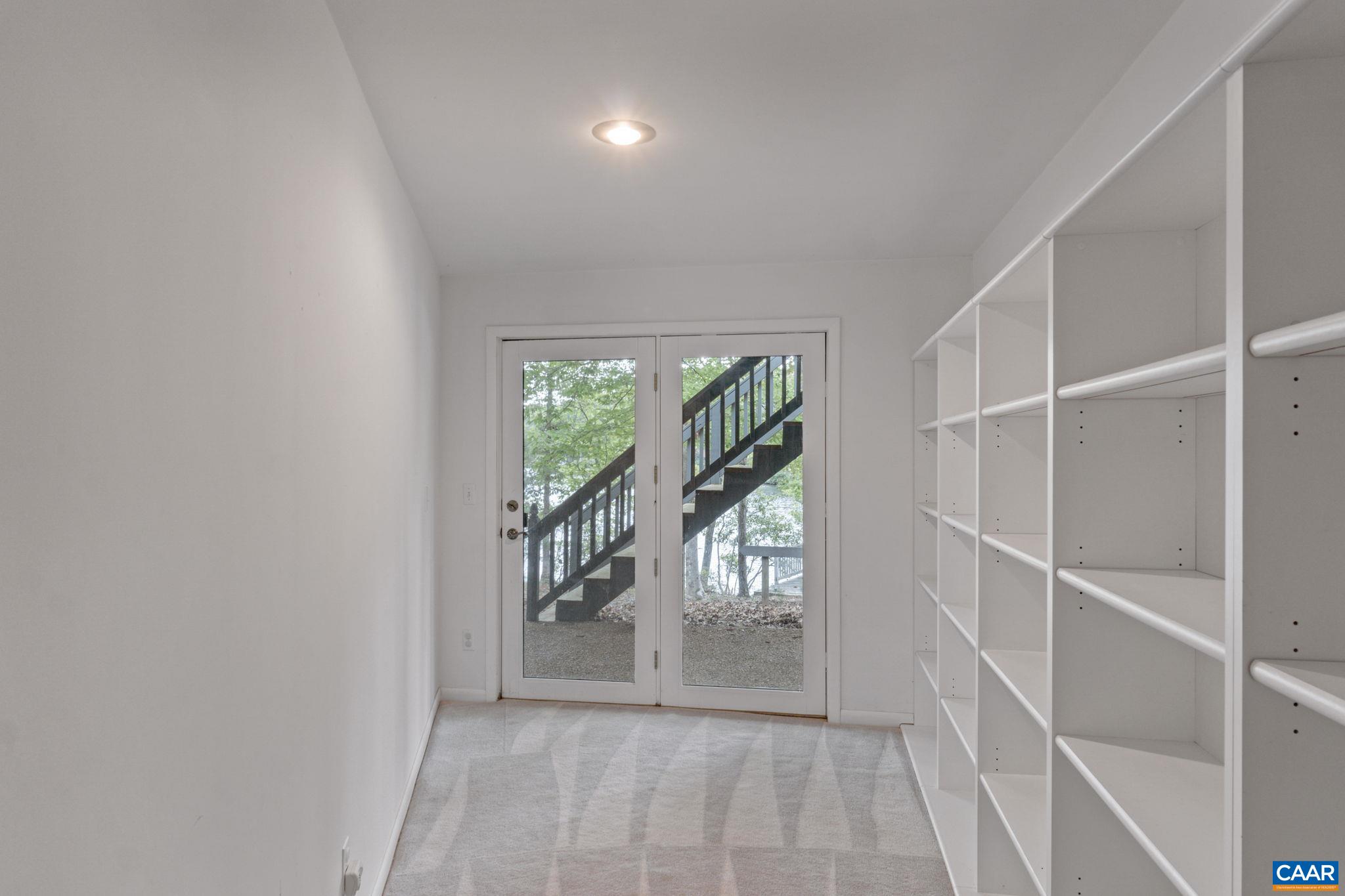 22 BAREFOOT LN