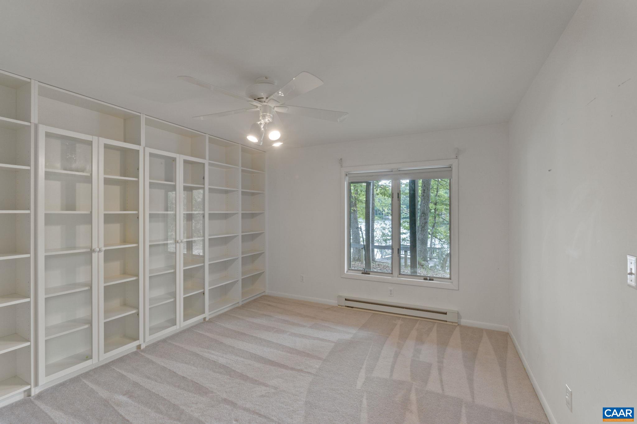 22 BAREFOOT LN