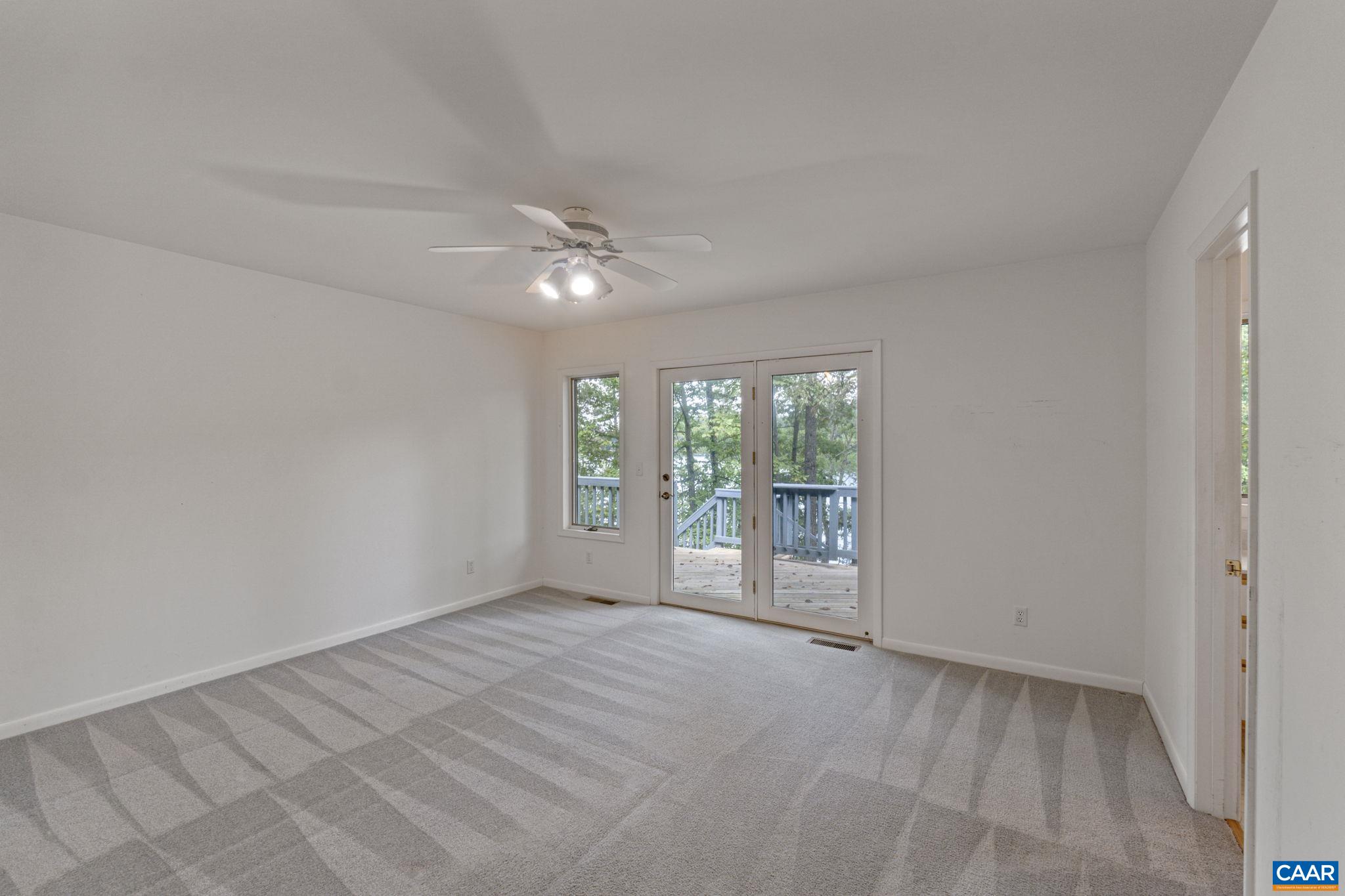 22 BAREFOOT LN