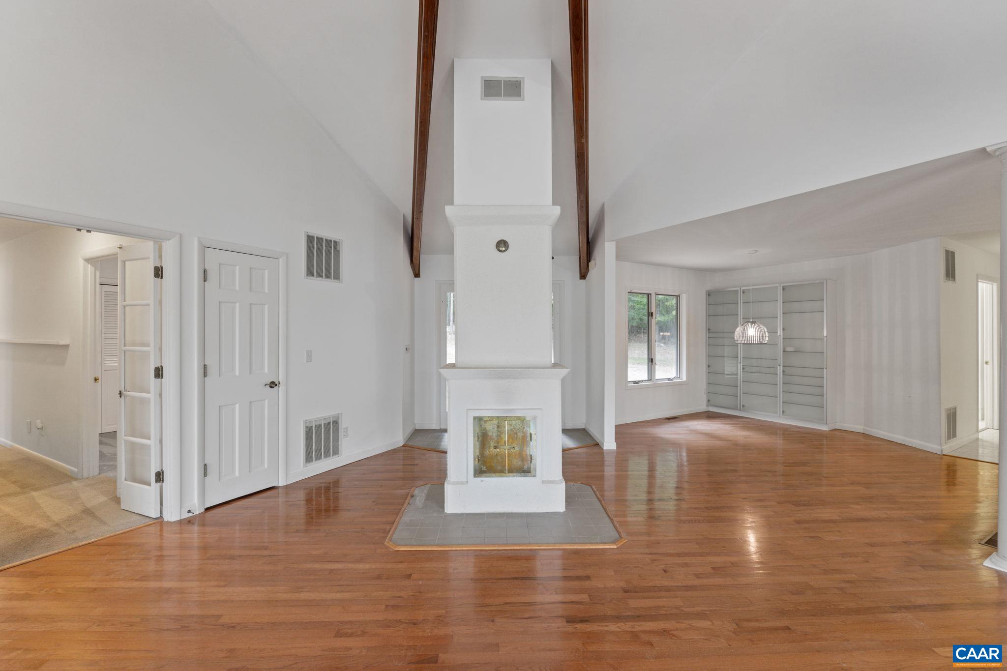 22 BAREFOOT LN