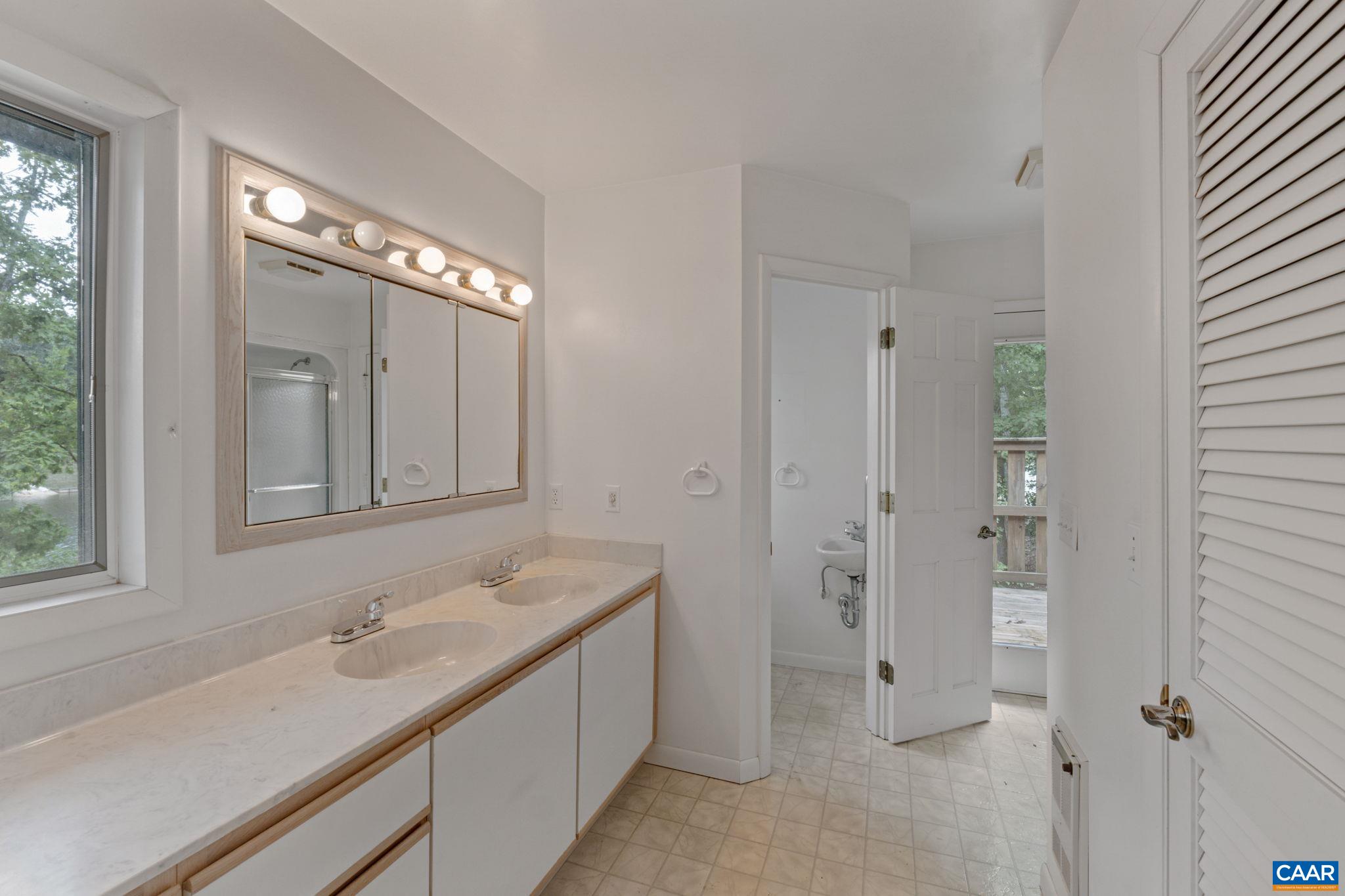 22 BAREFOOT LN