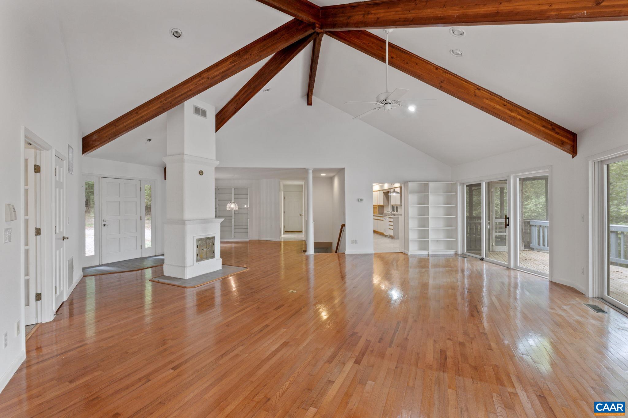 22 BAREFOOT LN
