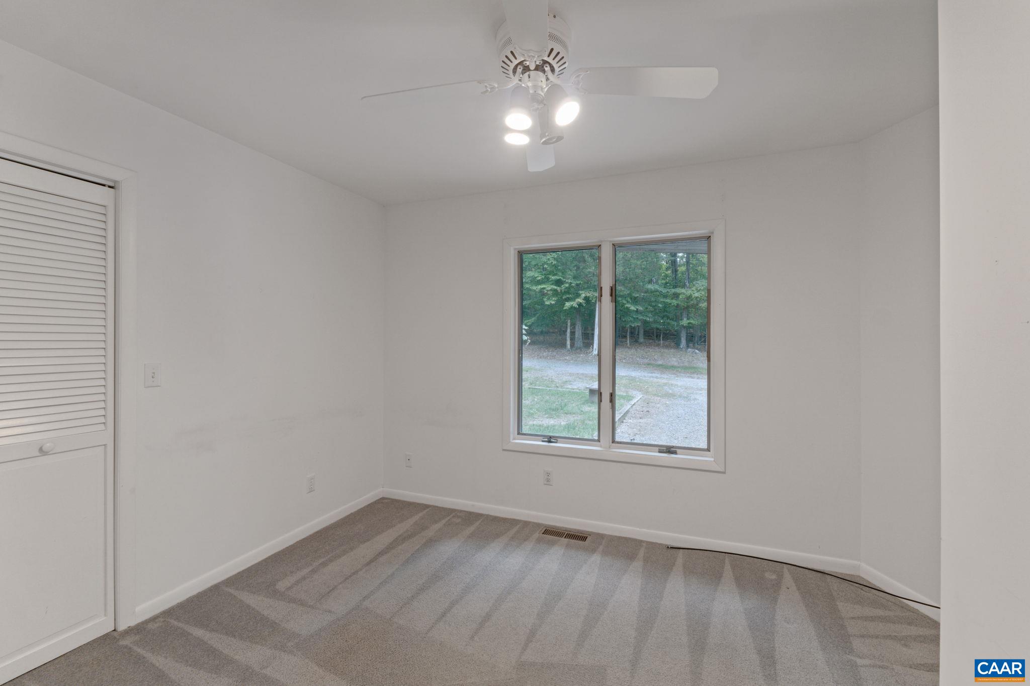 22 BAREFOOT LN