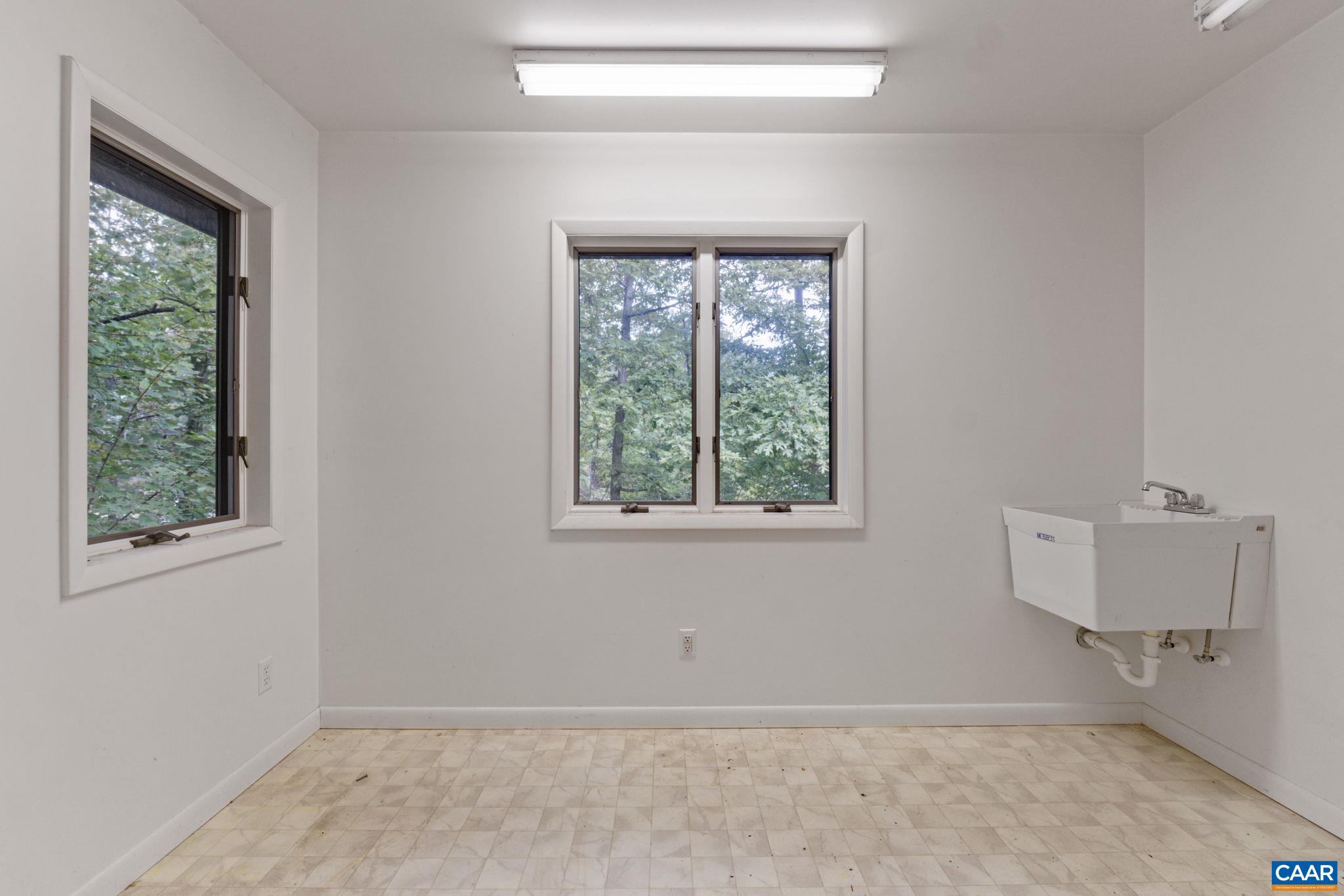 22 BAREFOOT LN