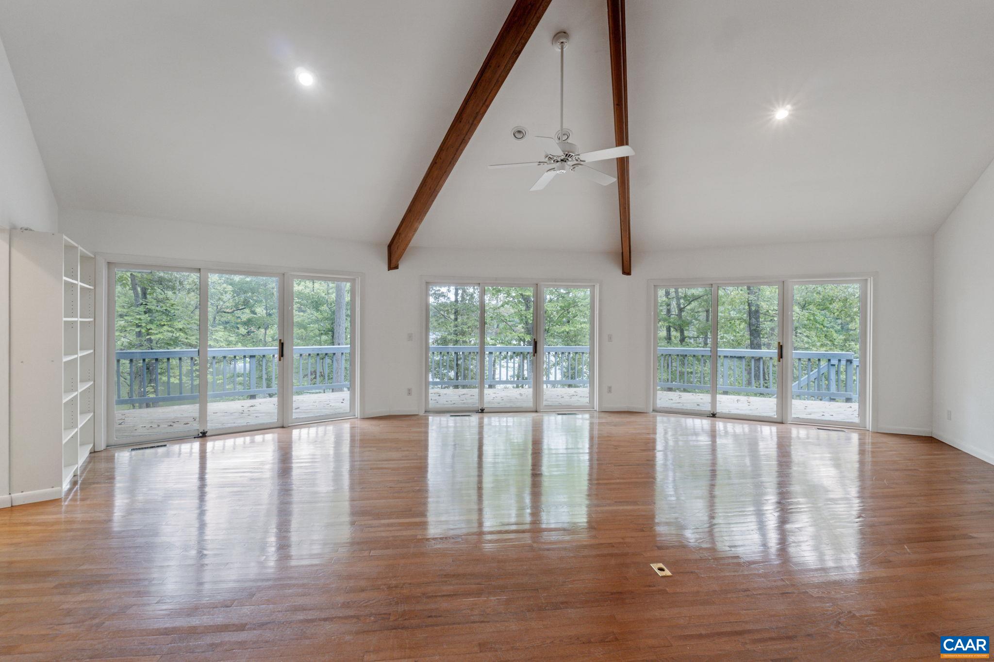 22 BAREFOOT LN