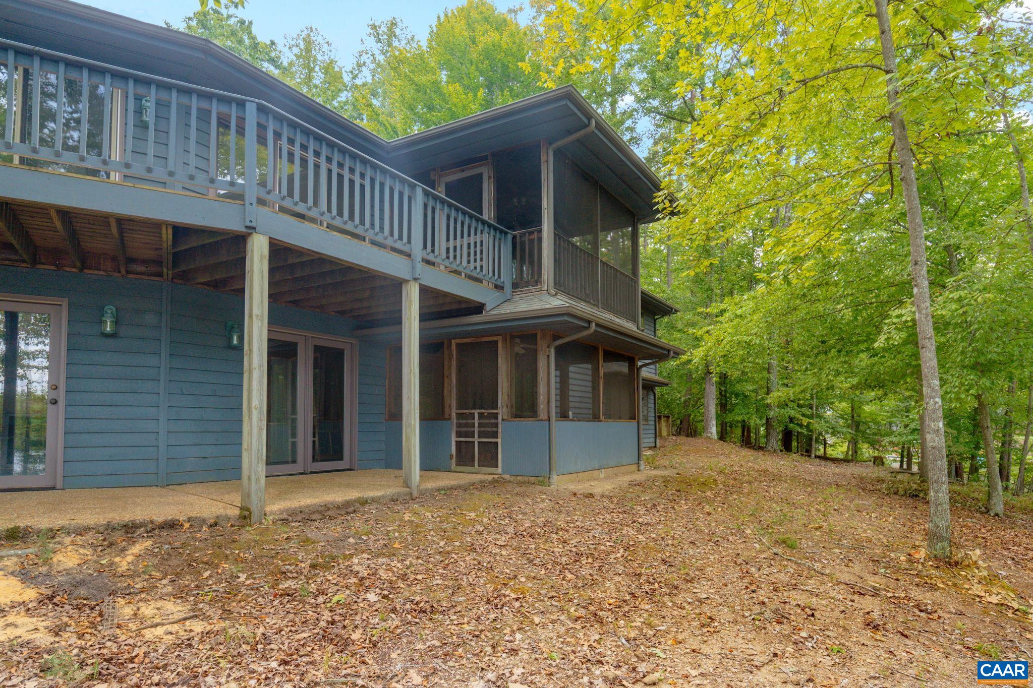 22 BAREFOOT LN