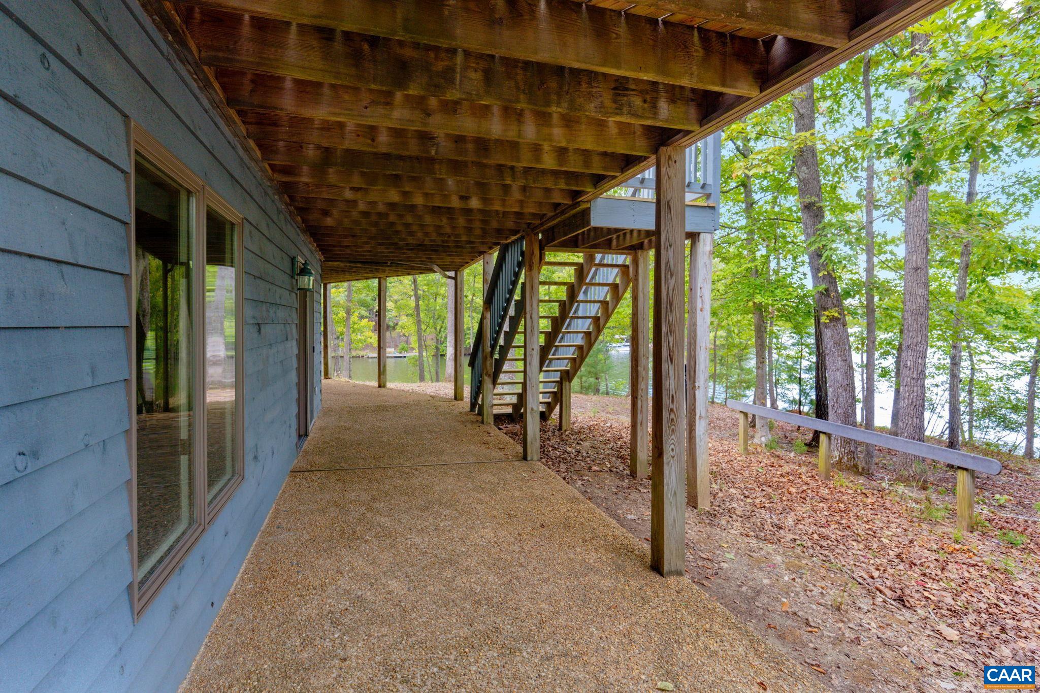 22 BAREFOOT LN