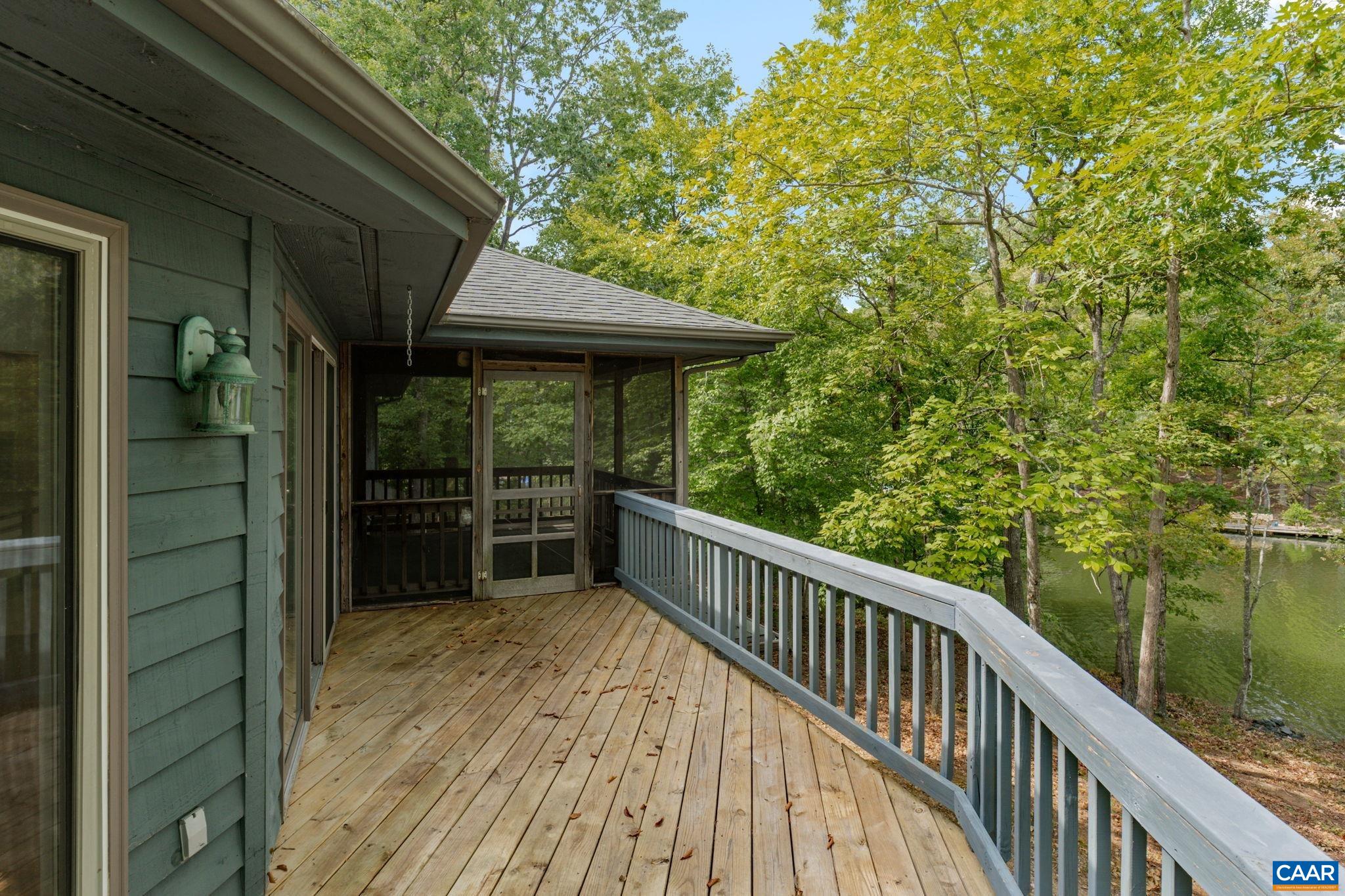 22 BAREFOOT LN