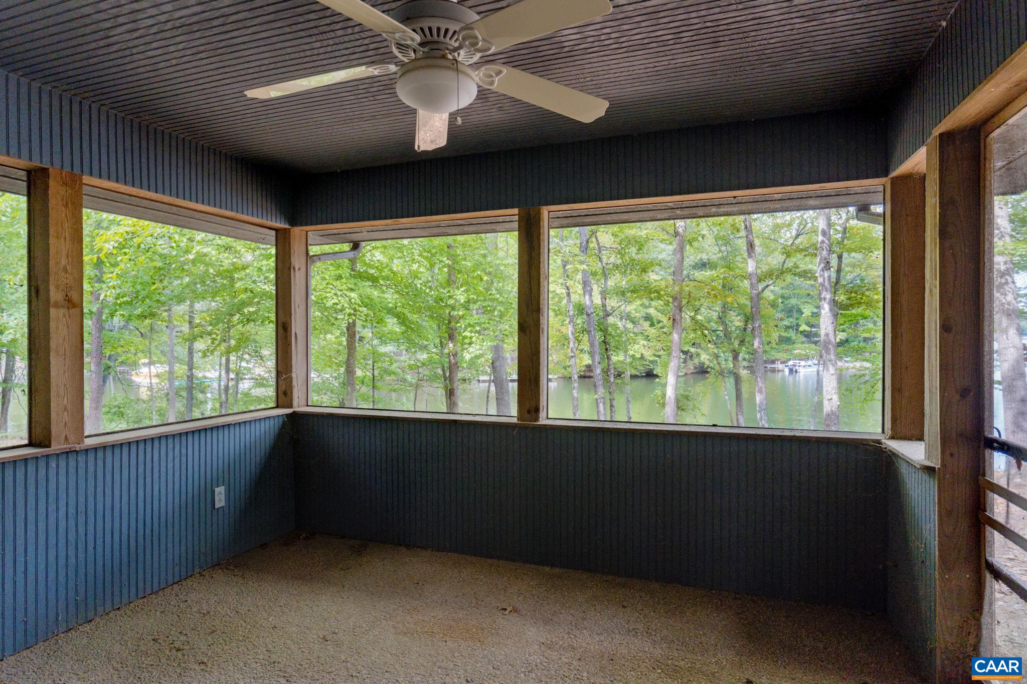 22 BAREFOOT LN